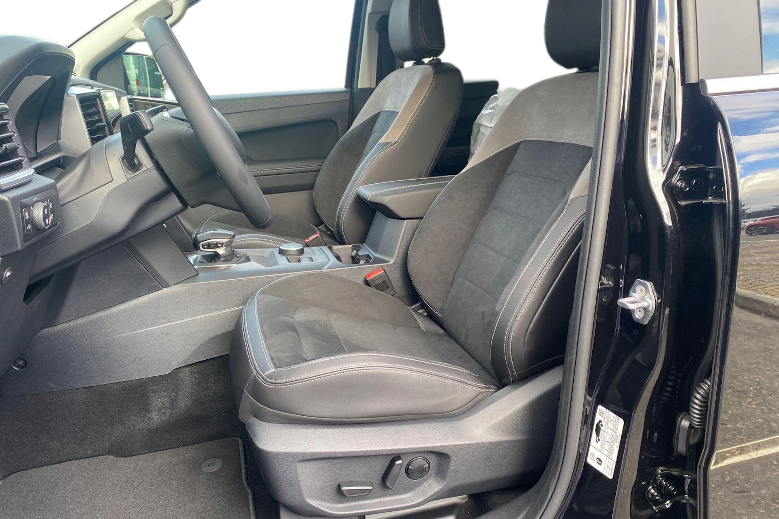 musta Volkswagen Amarok 2026 kuva 9.