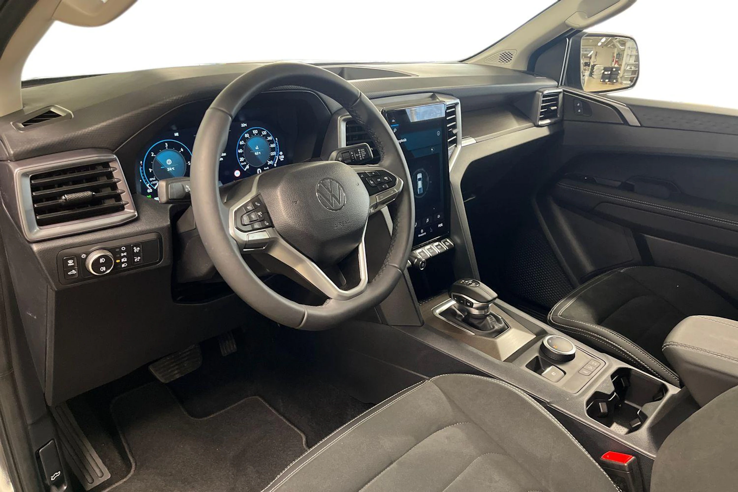 harmaa Volkswagen Amarok 2025 kuva 8.