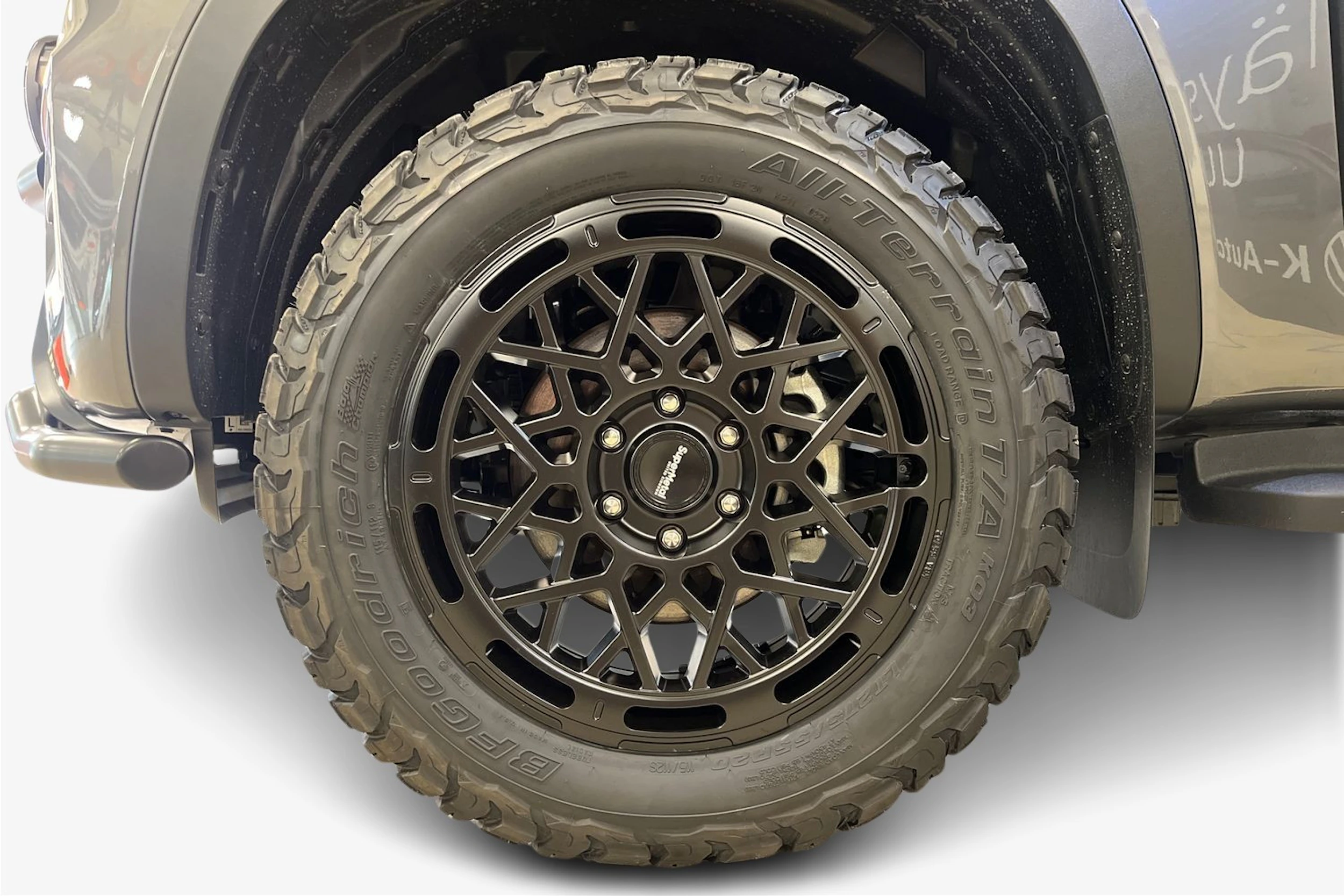harmaa Volkswagen Amarok 2025 kuva 12.
