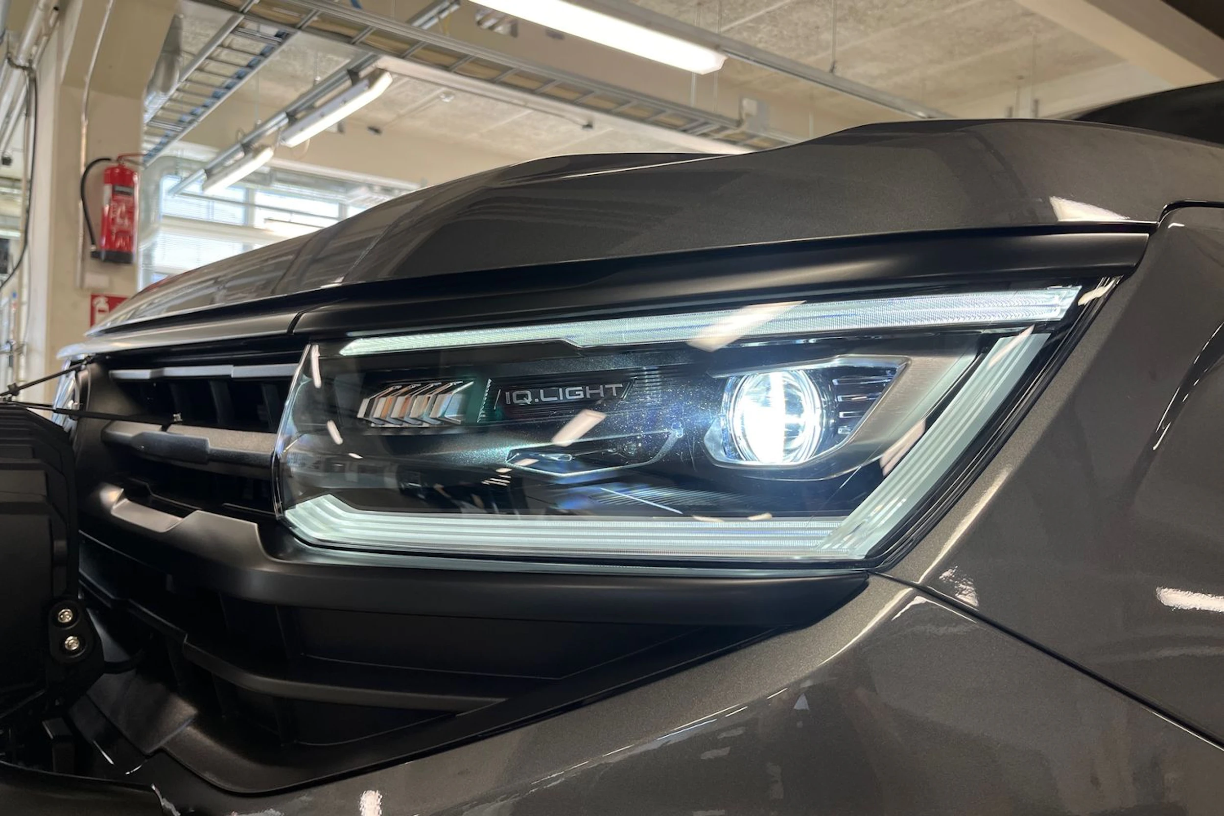 harmaa Volkswagen Amarok 2025 kuva 13.