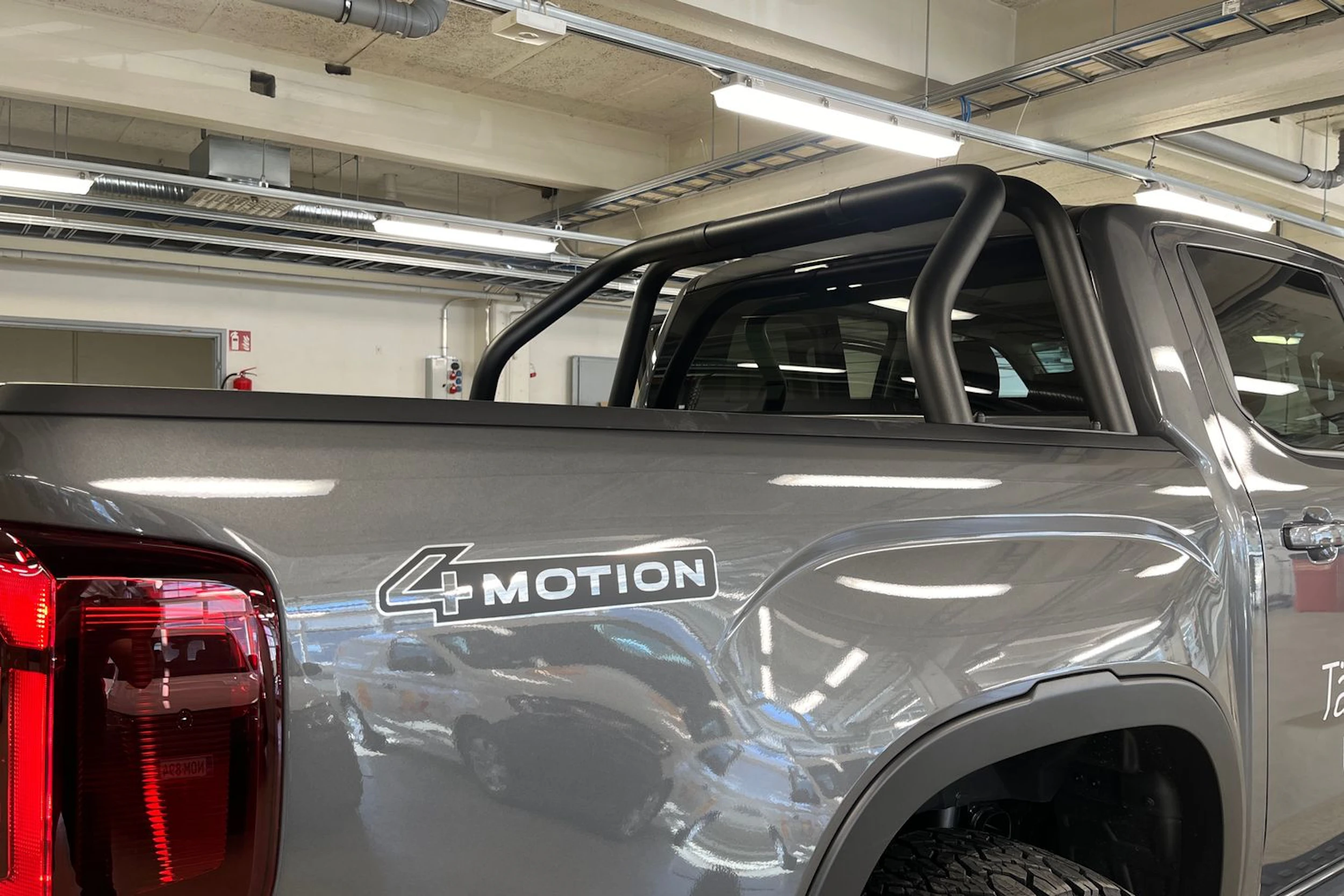 harmaa Volkswagen Amarok 2025 kuva 16.