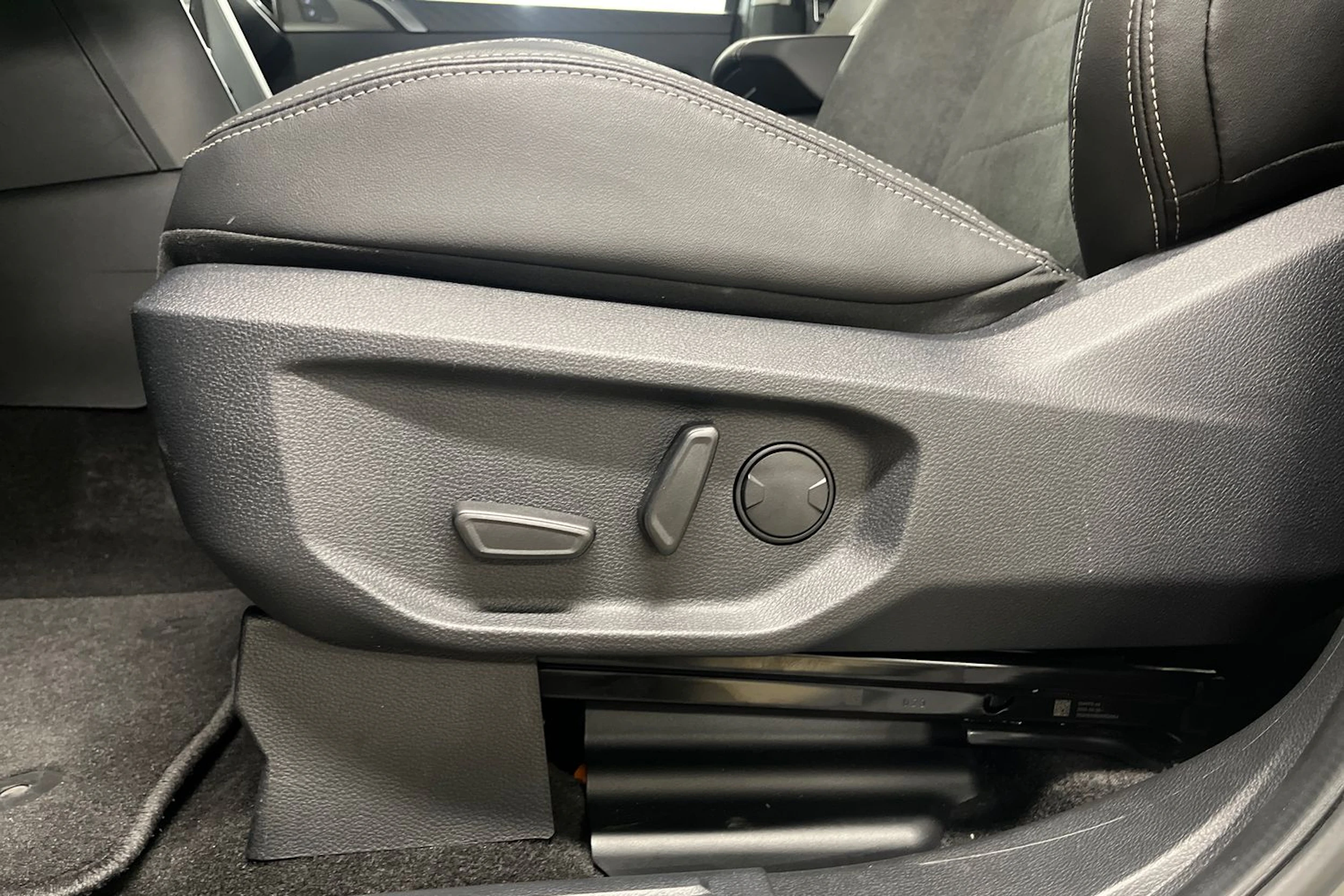 harmaa Volkswagen Amarok 2025 kuva 18.
