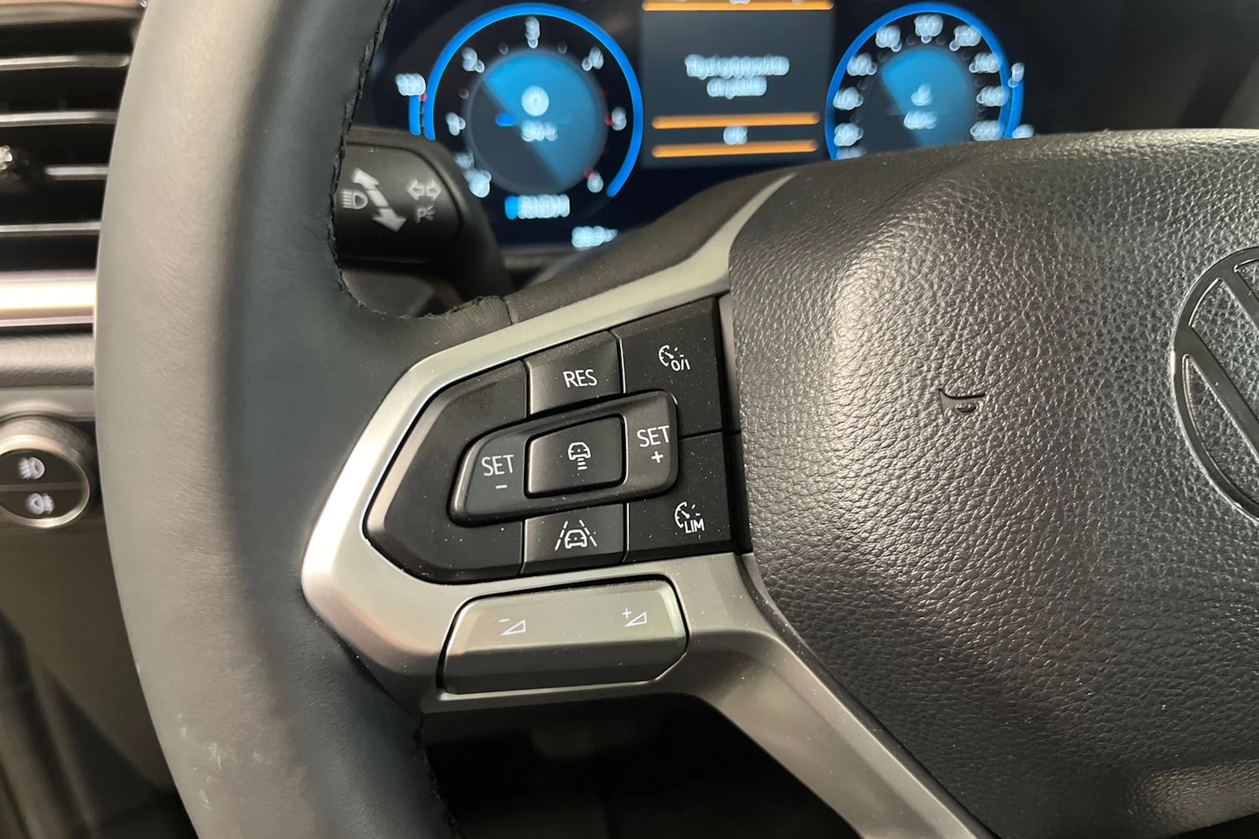 harmaa Volkswagen Amarok 2025 kuva 20.