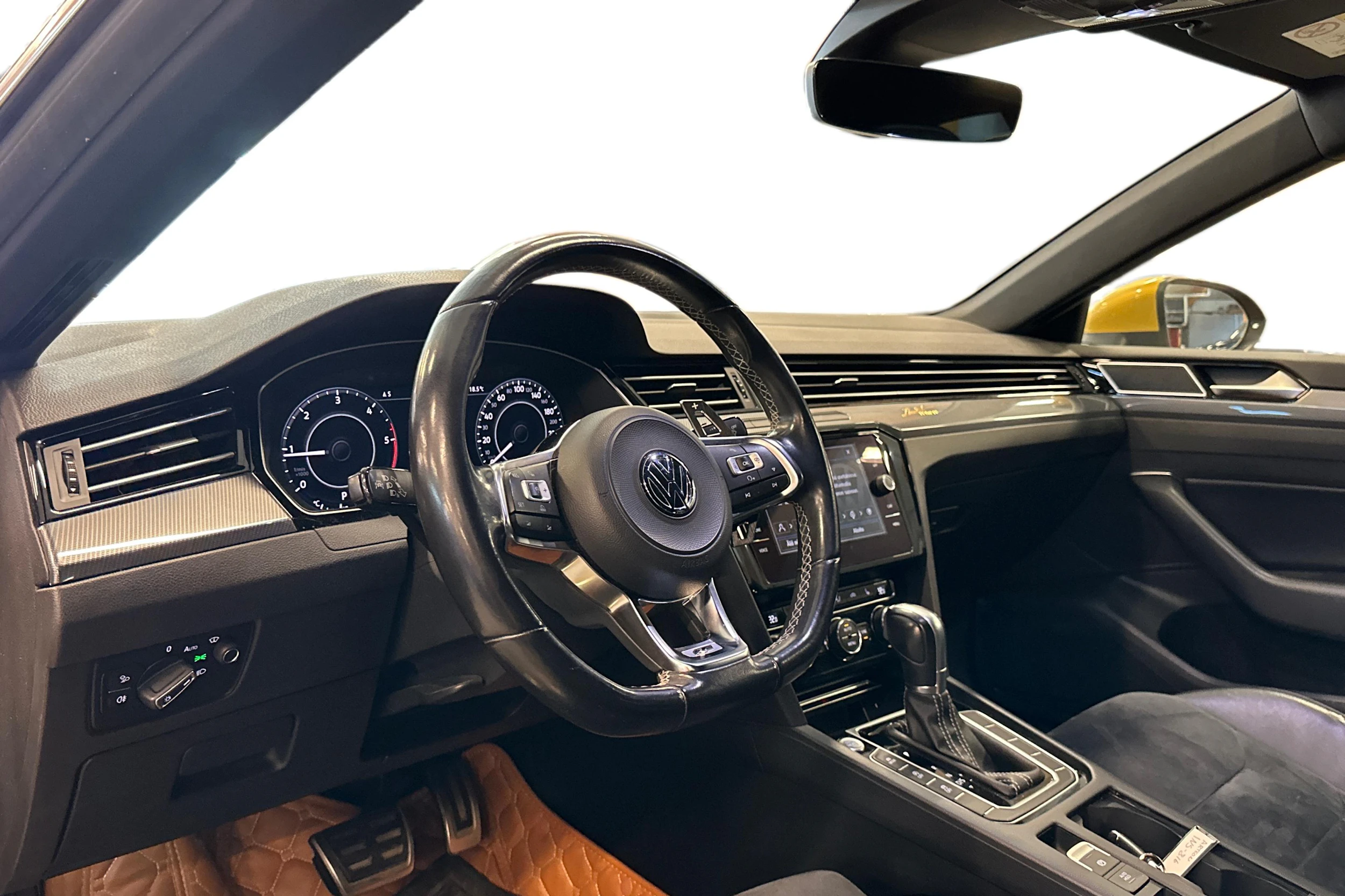 keltainen Volkswagen Arteon 2018 kuva 3.