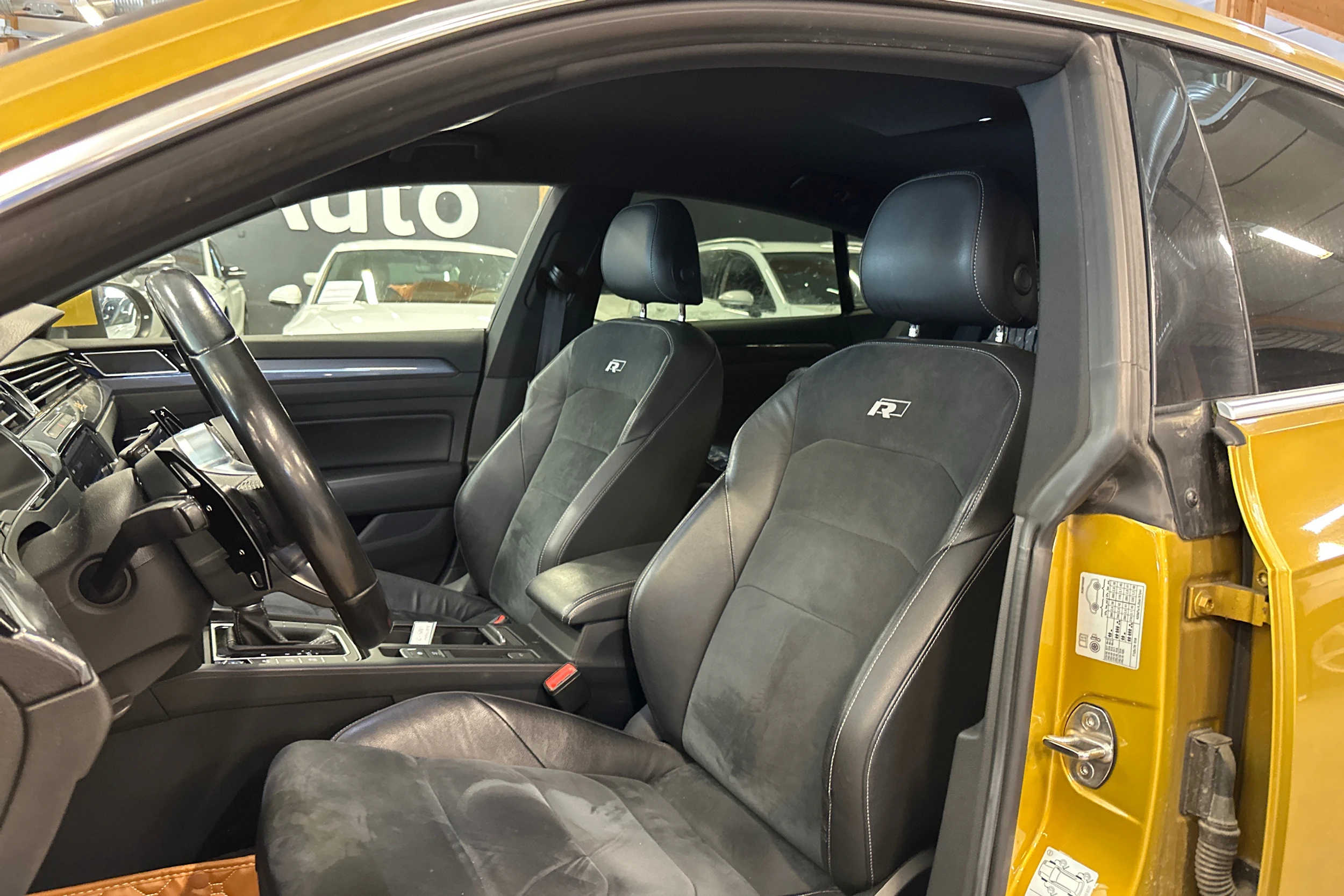 keltainen Volkswagen Arteon 2018 kuva 4.