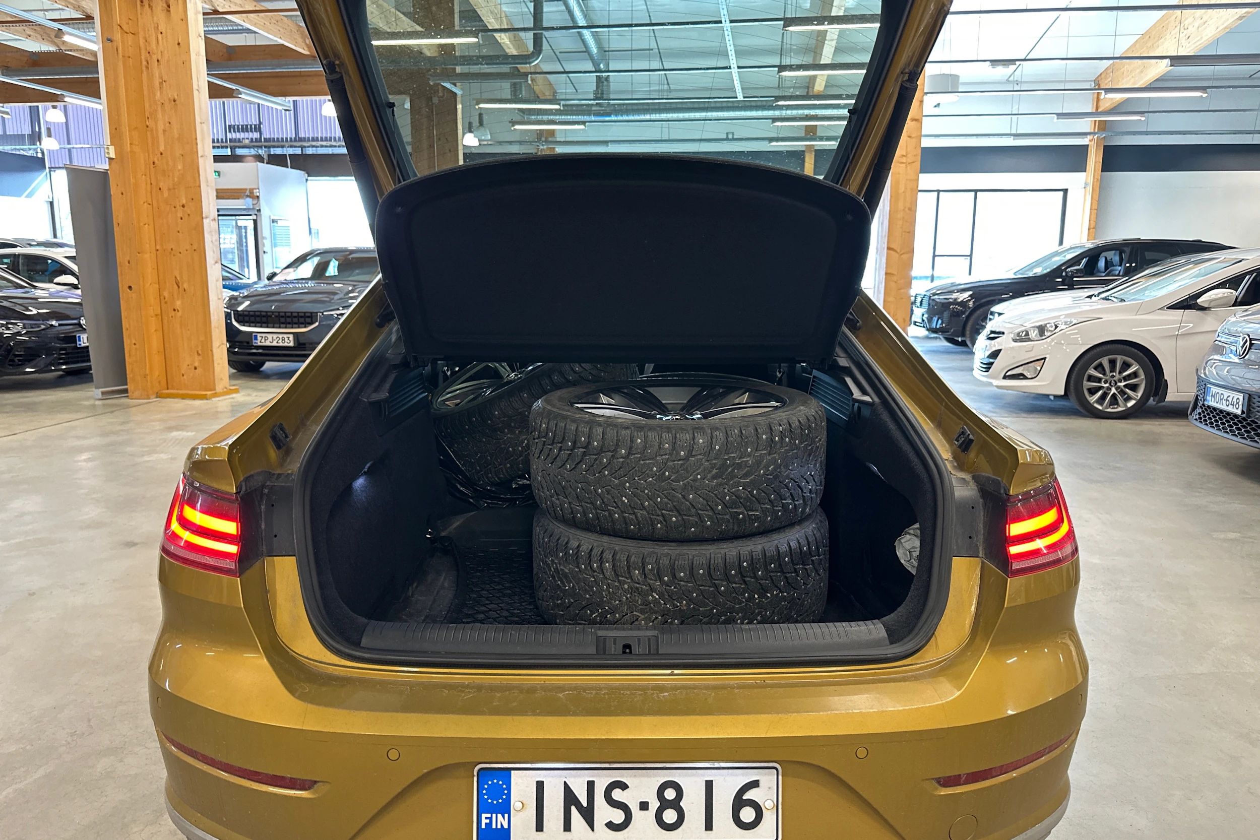 keltainen Volkswagen Arteon 2018 kuva 5.