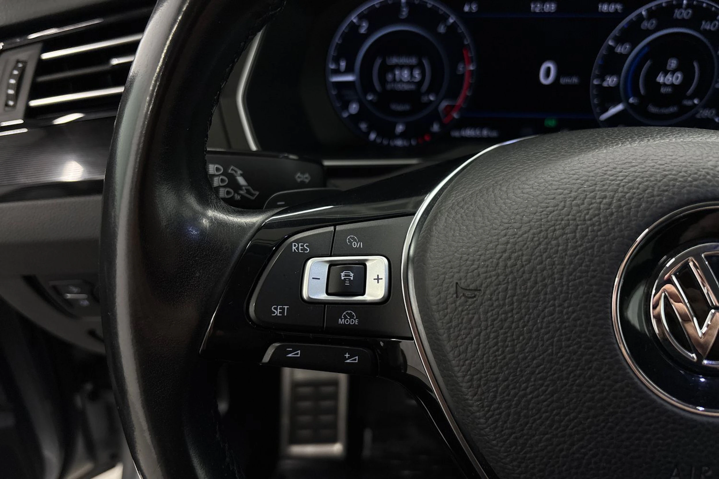 sininen Volkswagen Arteon 2018 kuva 11.