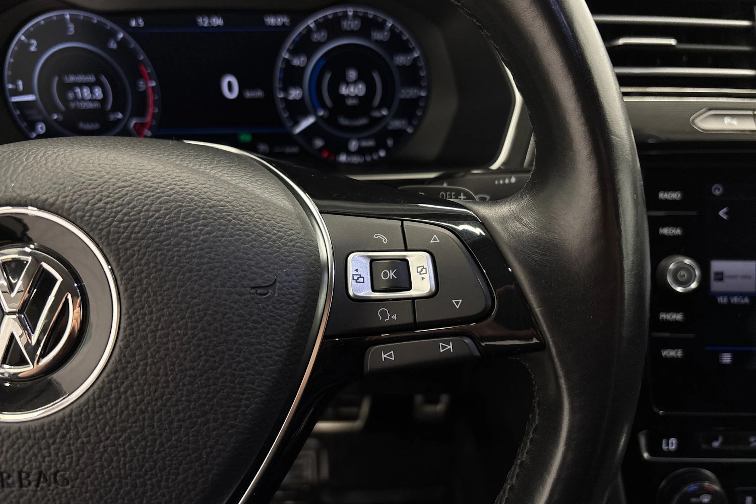 sininen Volkswagen Arteon 2018 kuva 12.