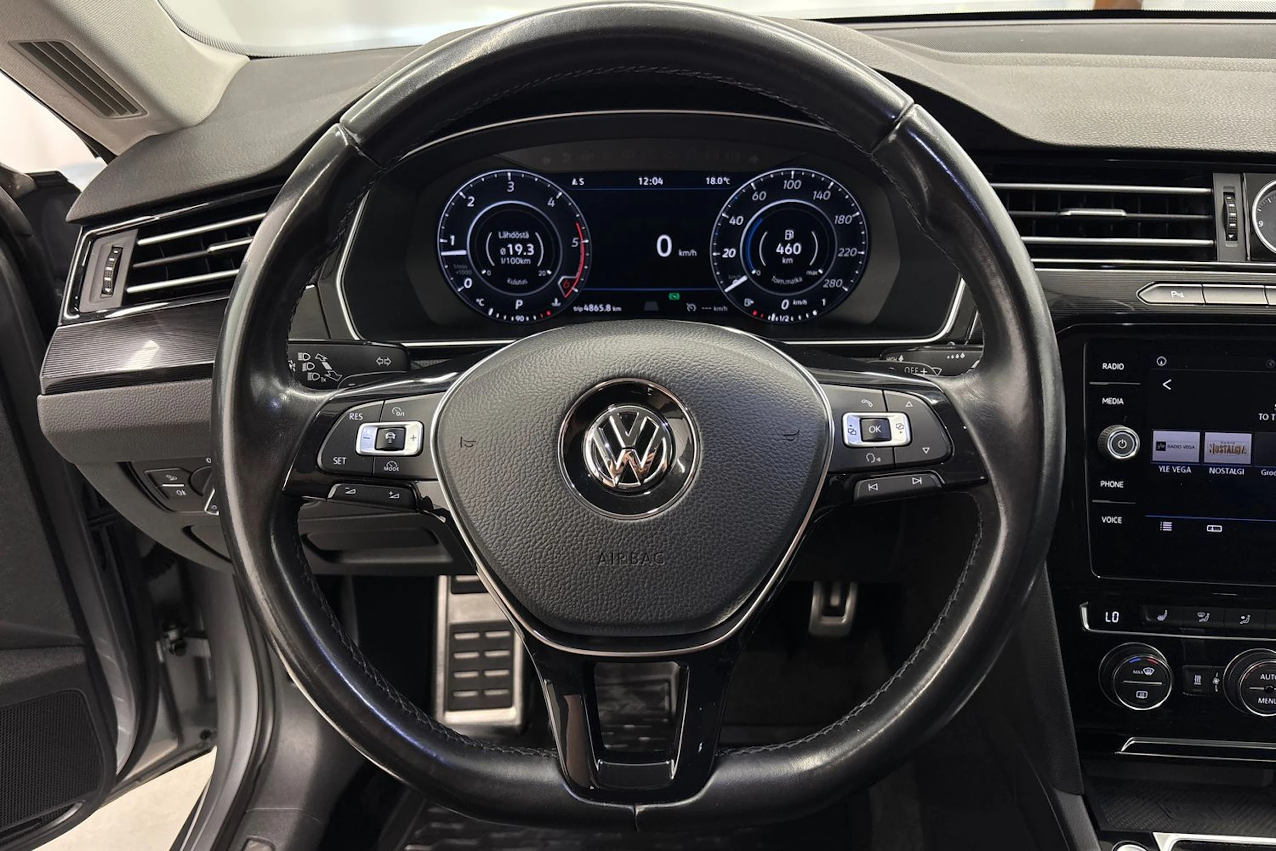 sininen Volkswagen Arteon 2018 kuva 13.