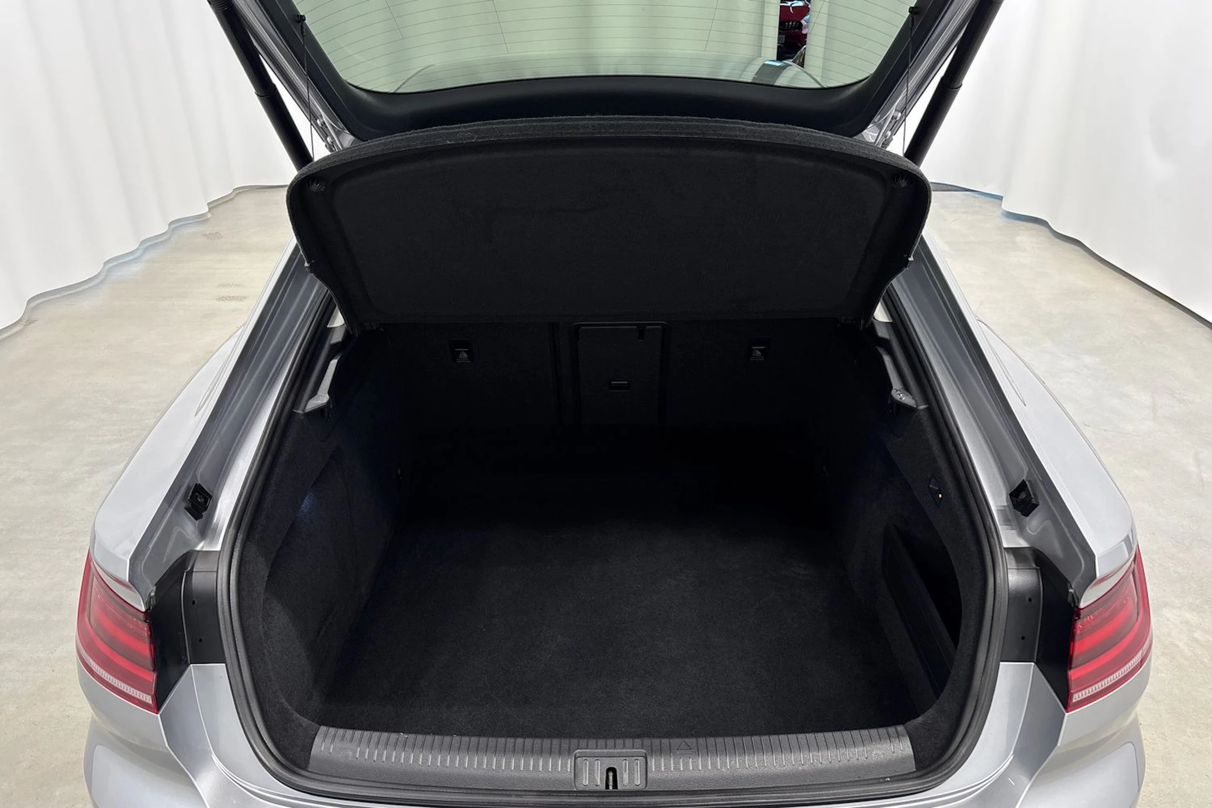 sininen Volkswagen Arteon 2018 kuva 21.