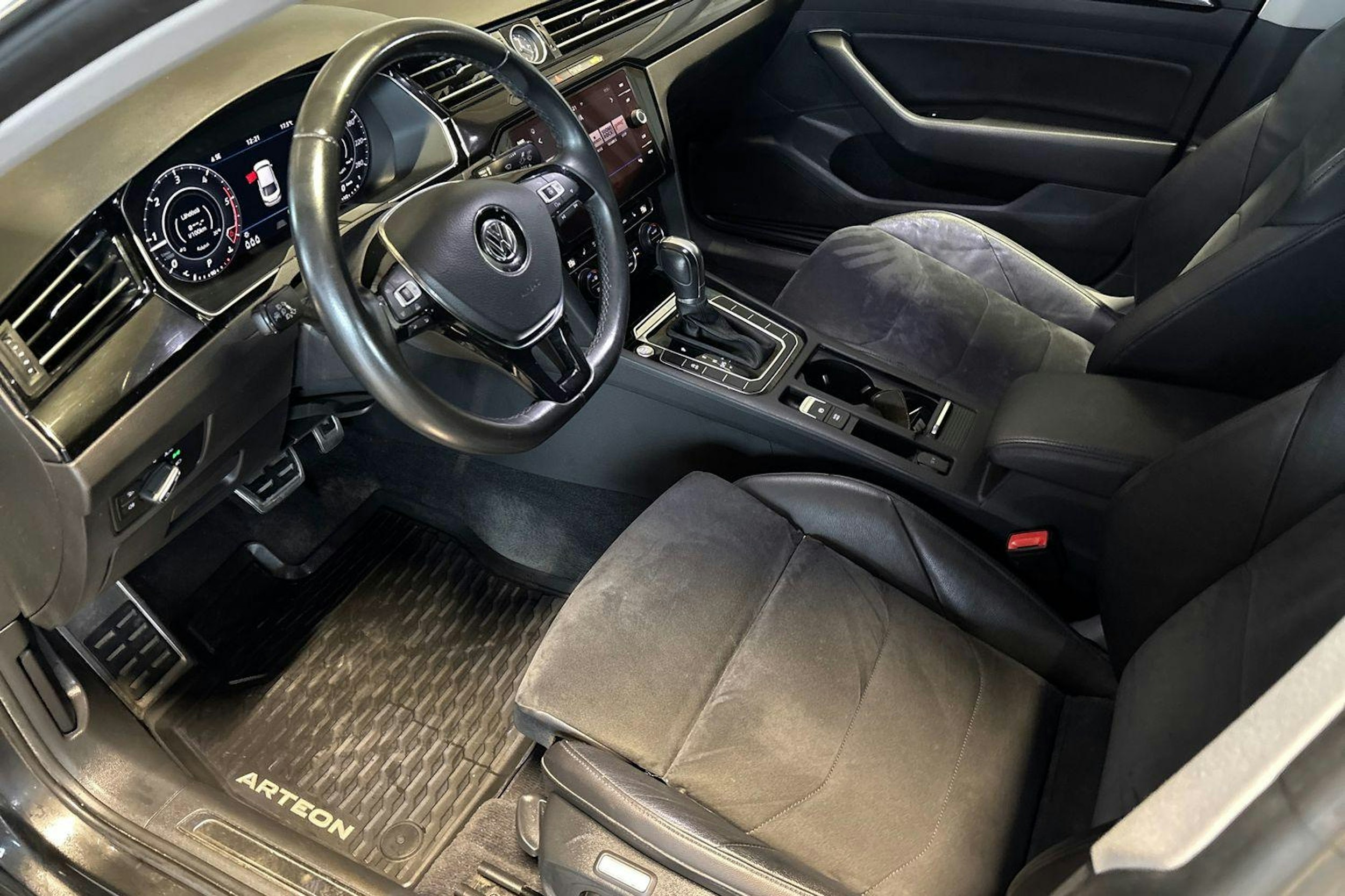 Harmaa Volkswagen Arteon 2017 kuva 7.