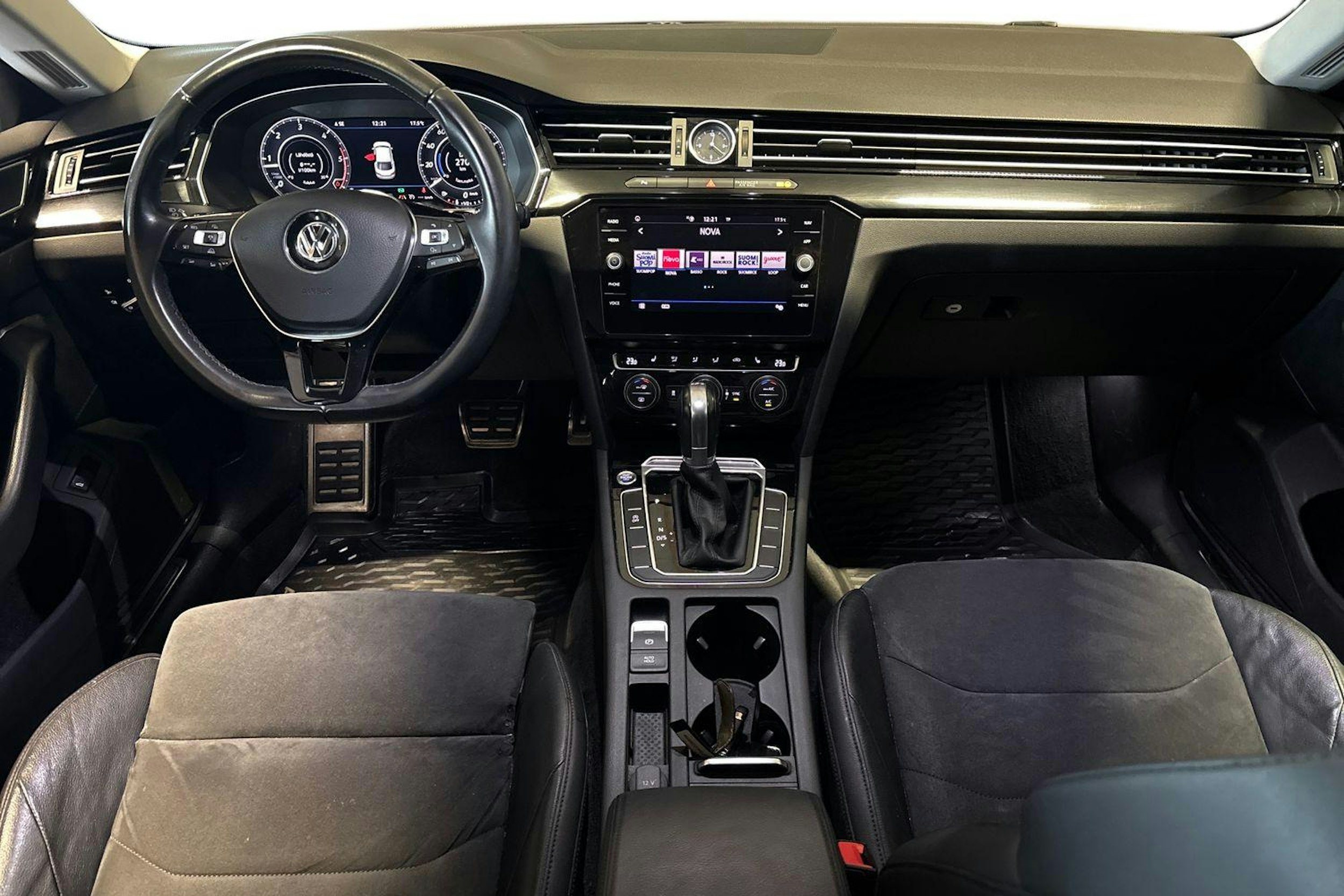 Harmaa Volkswagen Arteon 2017 kuva 9.