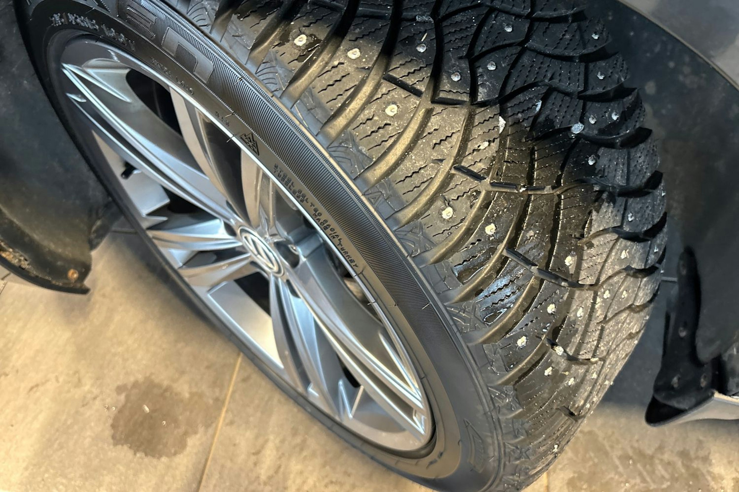 Harmaa Volkswagen Arteon 2017 kuva 13.