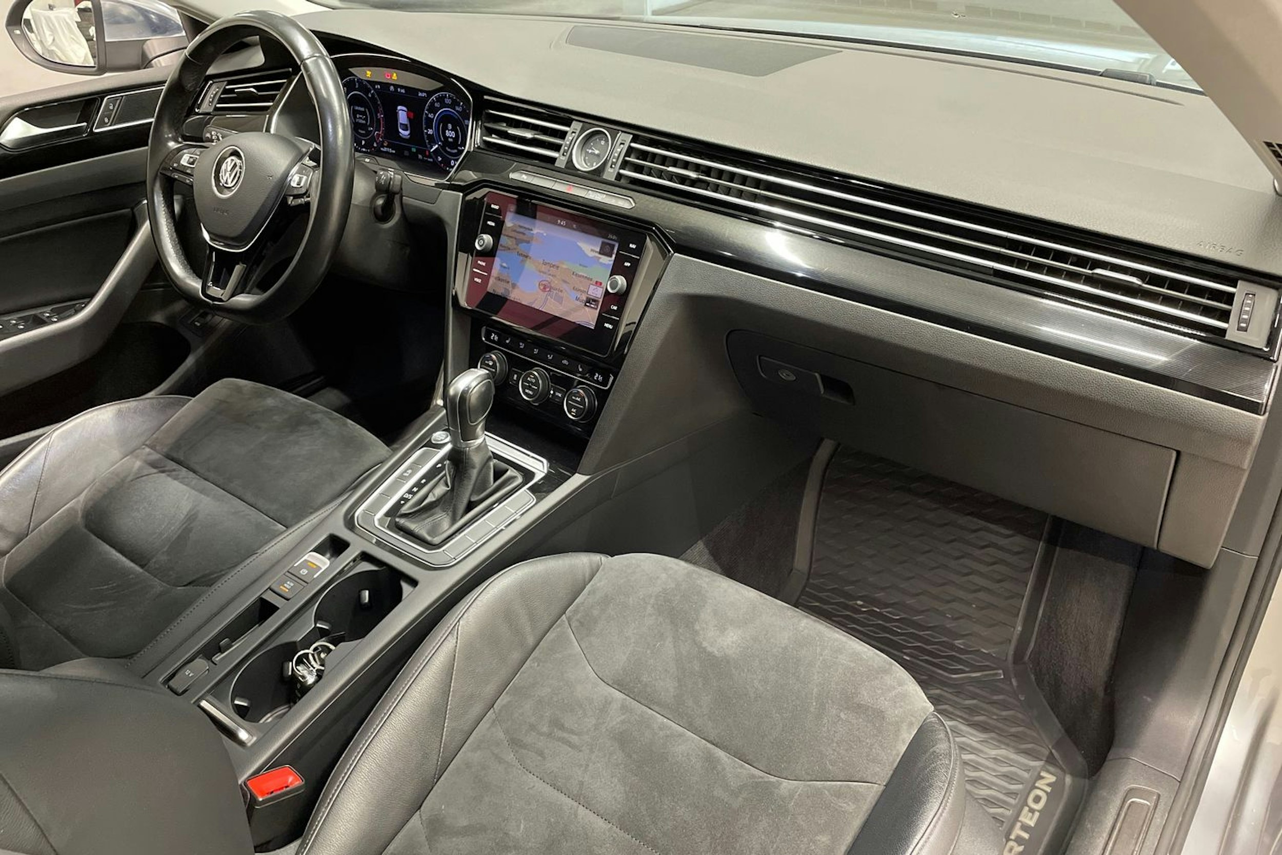 Sininen Volkswagen Arteon 2017 kuva 31.