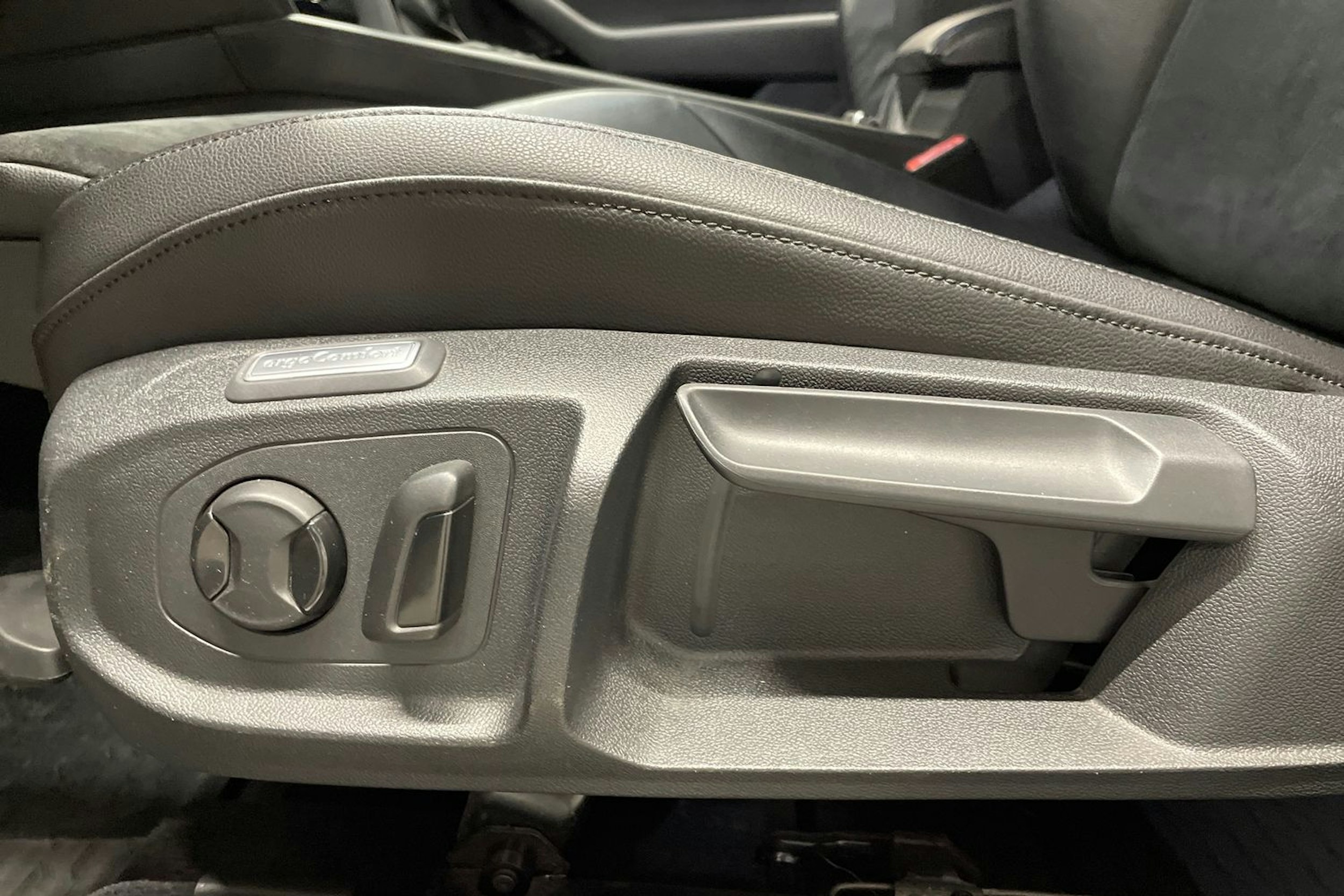 Sininen Volkswagen Arteon 2017 kuva 32.