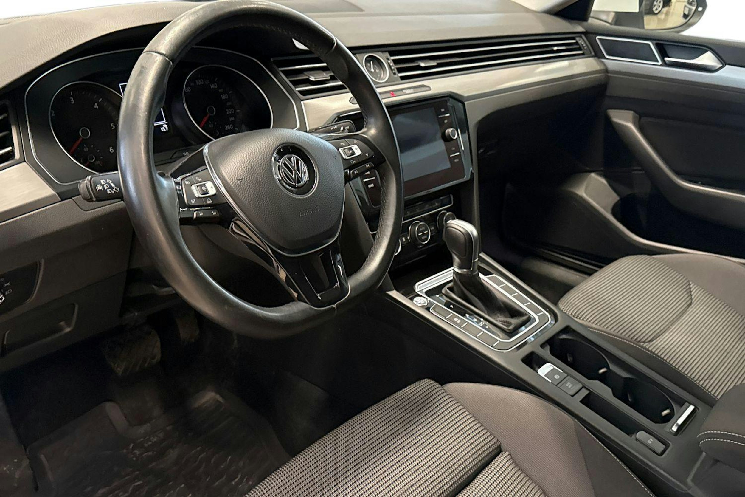 valkoinen Volkswagen Arteon 2018 kuva 7.