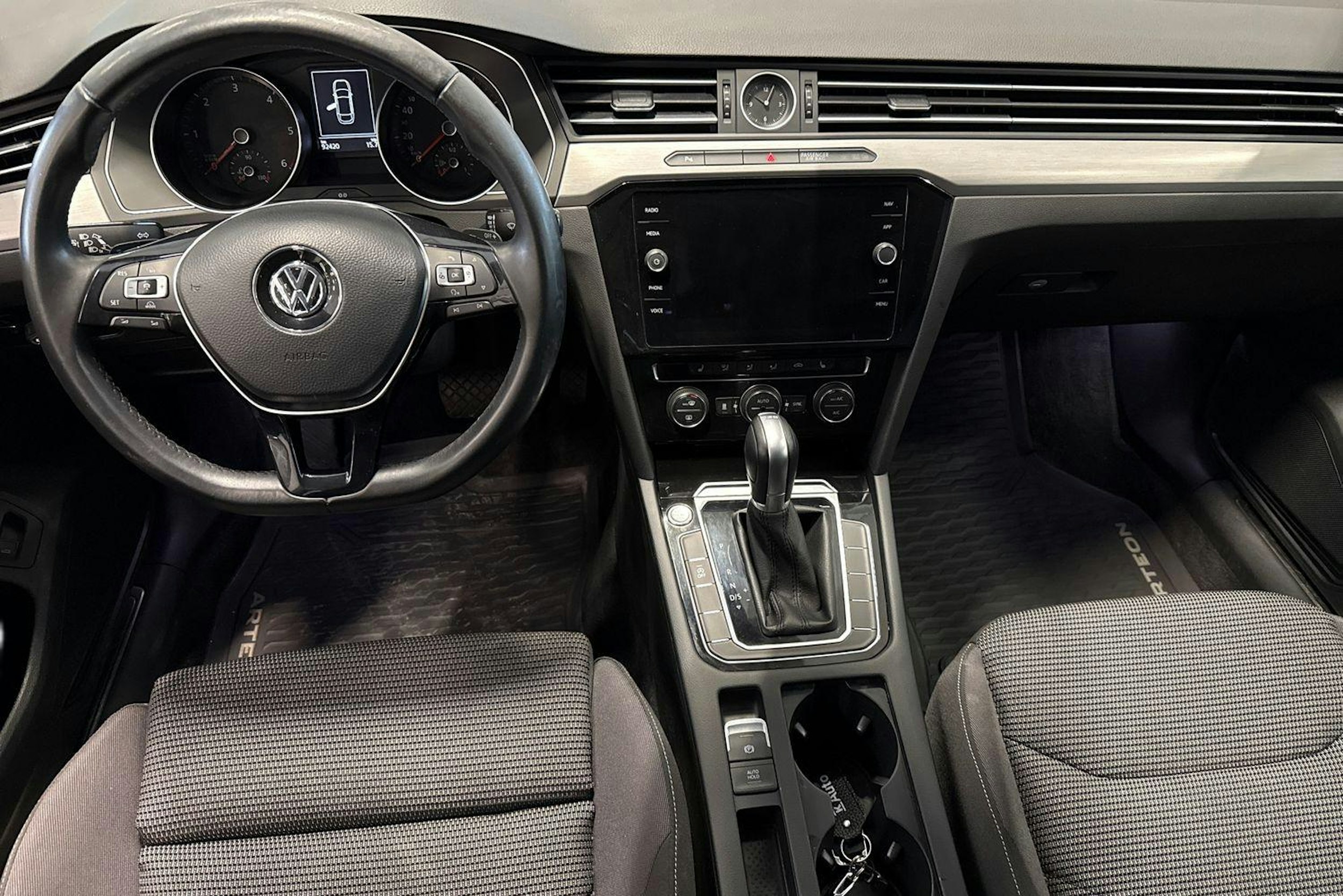 valkoinen Volkswagen Arteon 2018 kuva 9.