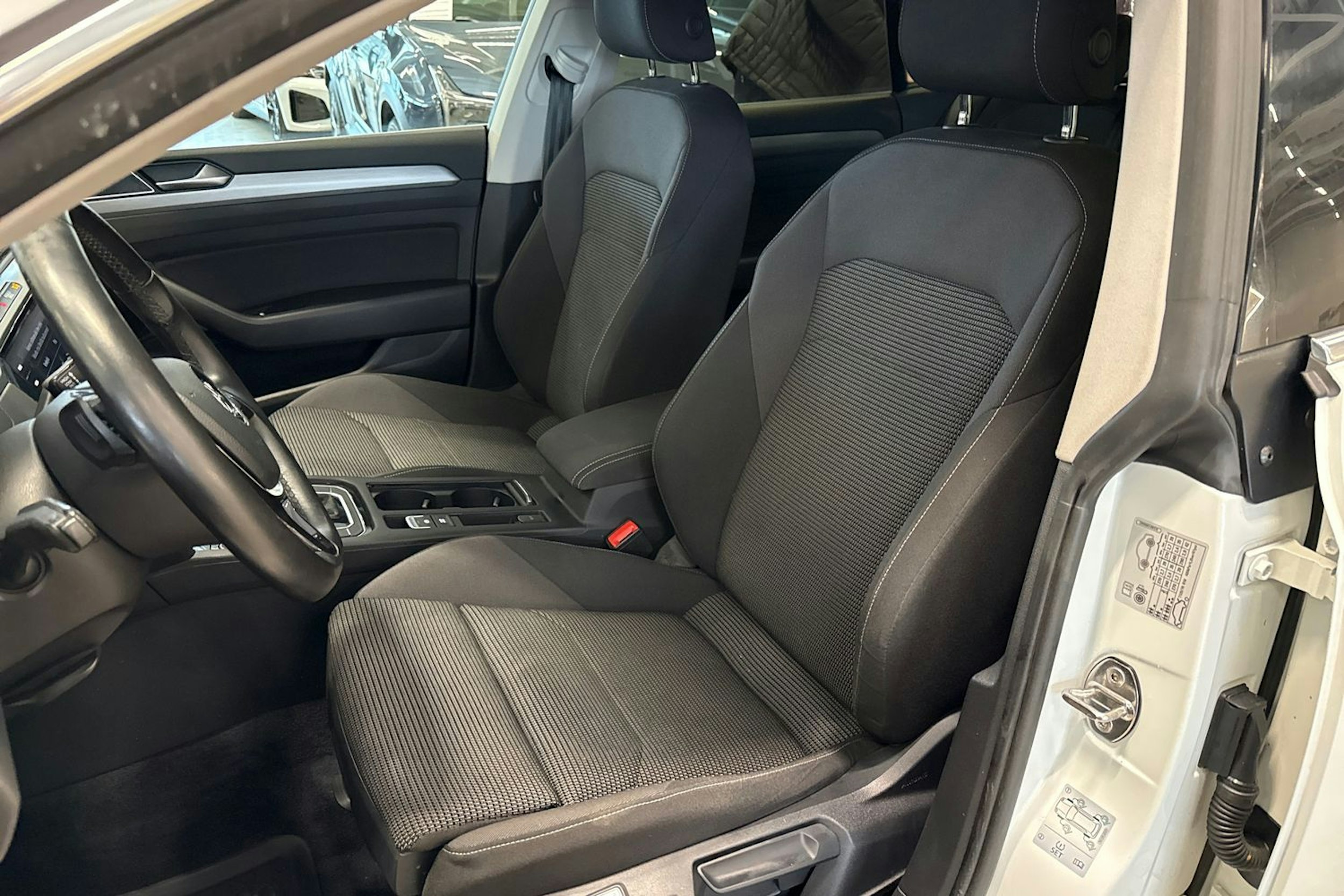 valkoinen Volkswagen Arteon 2018 kuva 17.