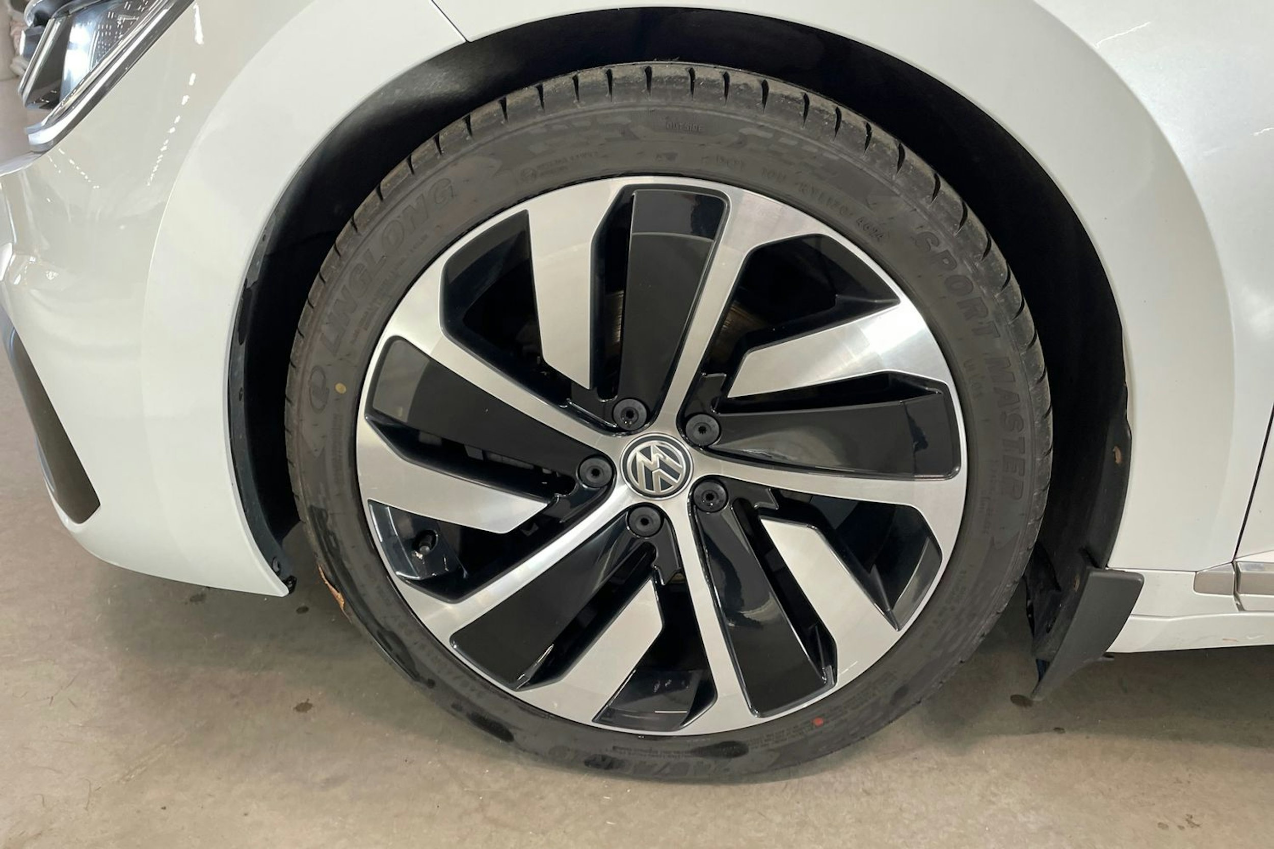 valkoinen Volkswagen Arteon 2017 kuva 11.