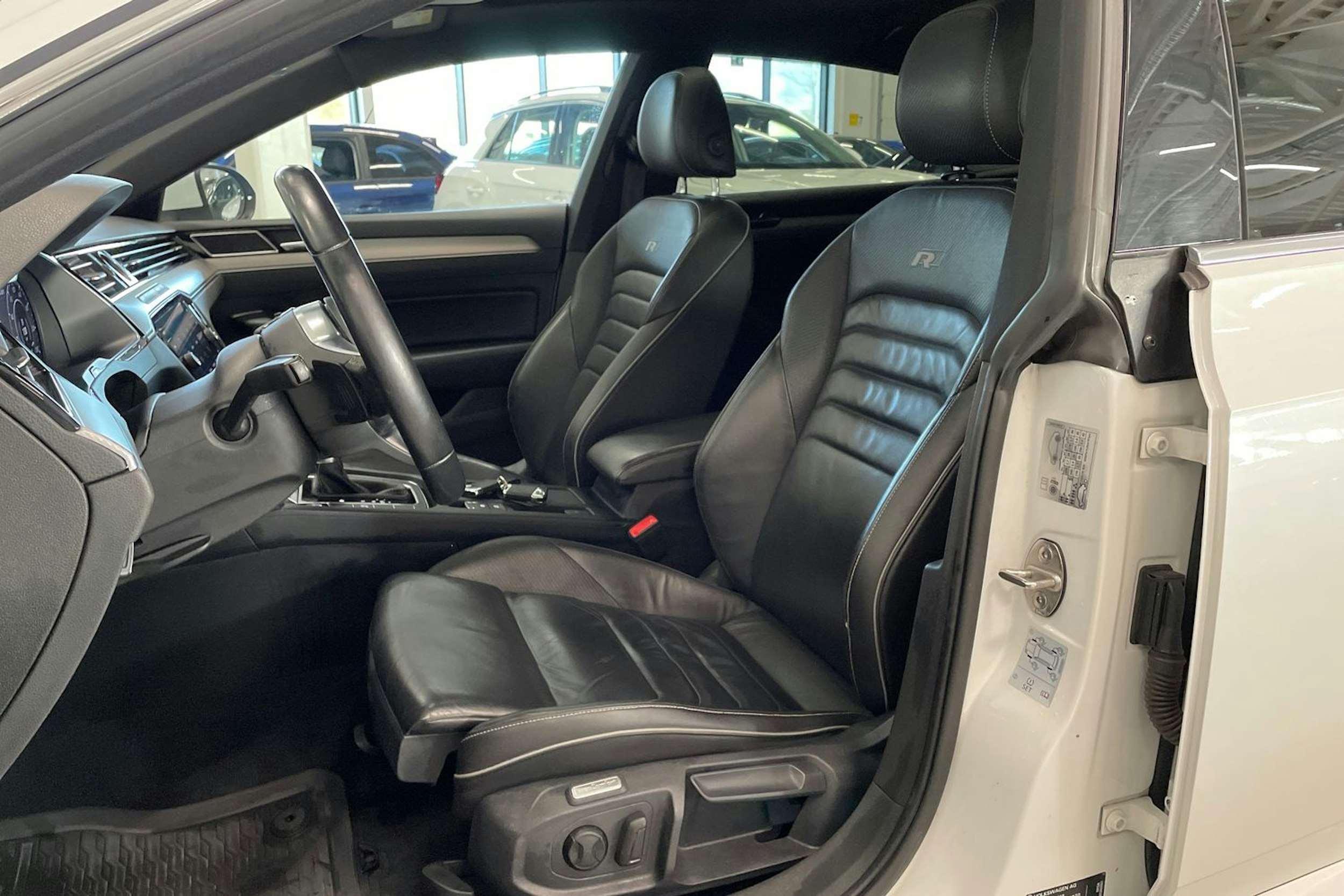 valkoinen Volkswagen Arteon 2017 kuva 14.