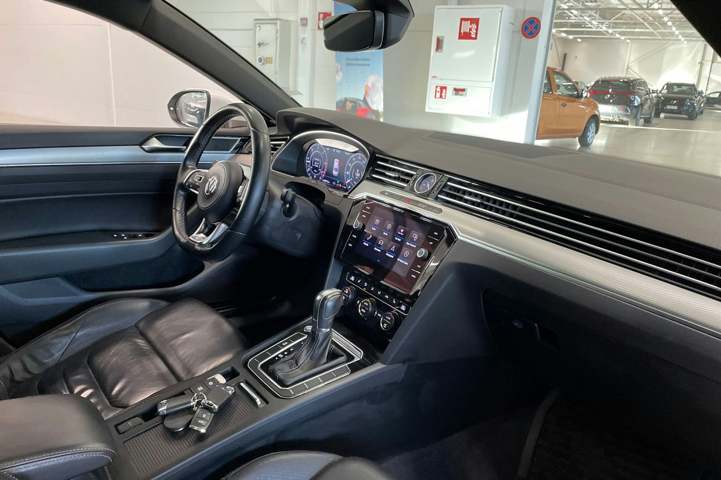 valkoinen Volkswagen Arteon 2017 kuva 15.