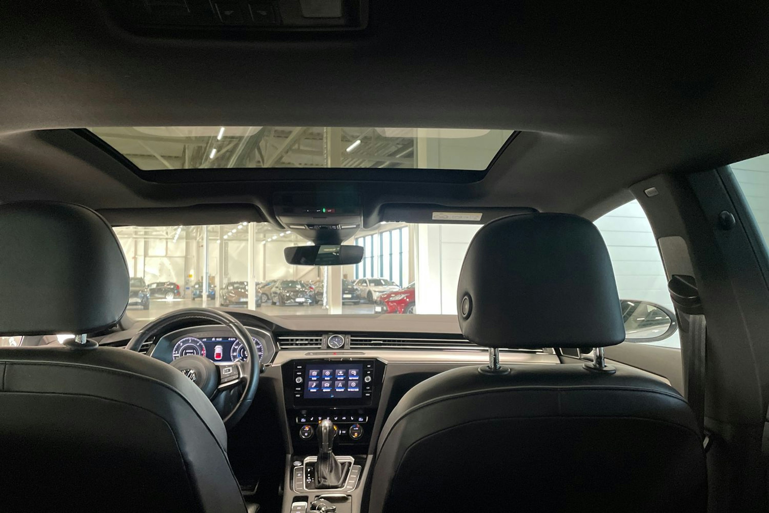 valkoinen Volkswagen Arteon 2017 kuva 16.