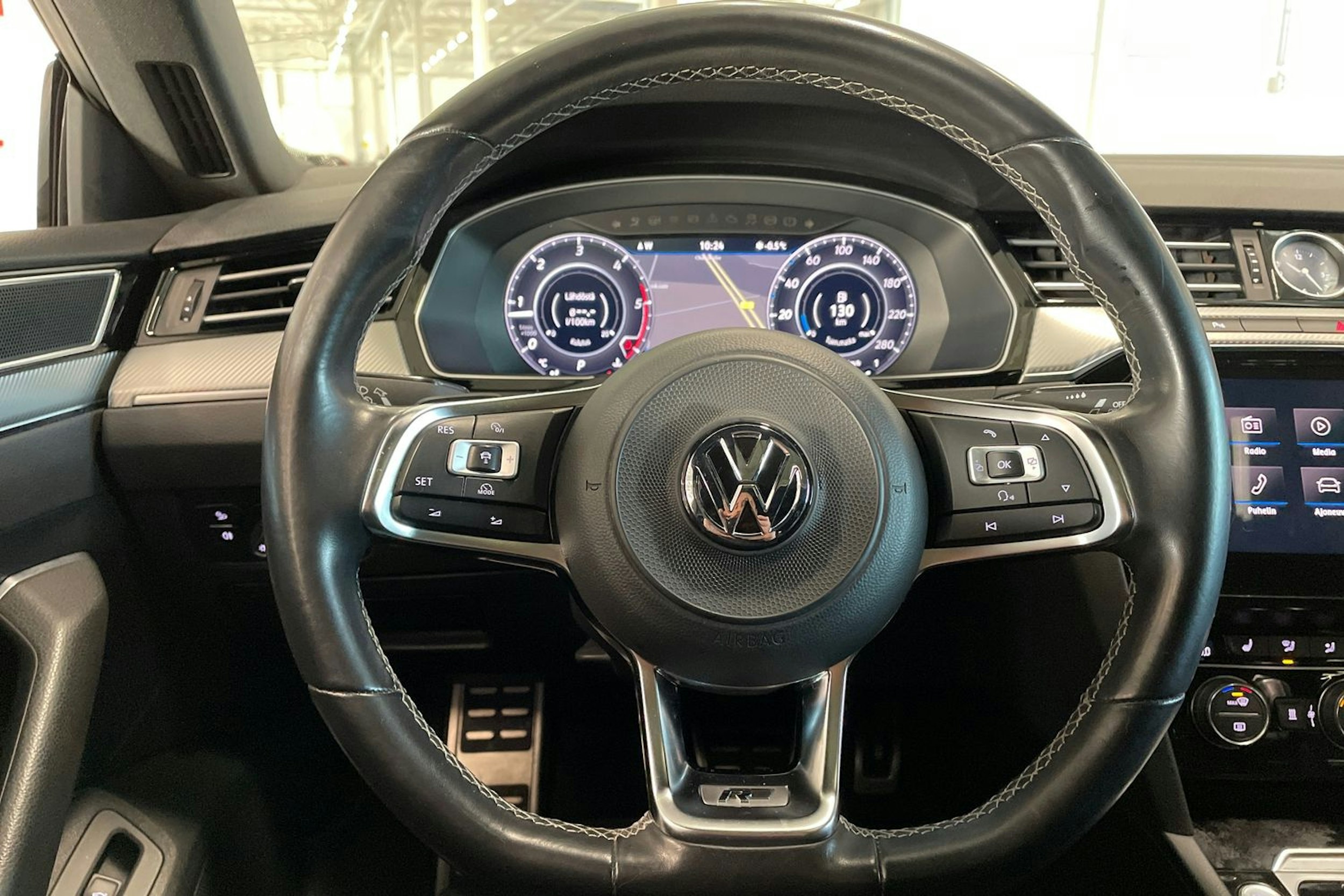 valkoinen Volkswagen Arteon 2017 kuva 18.