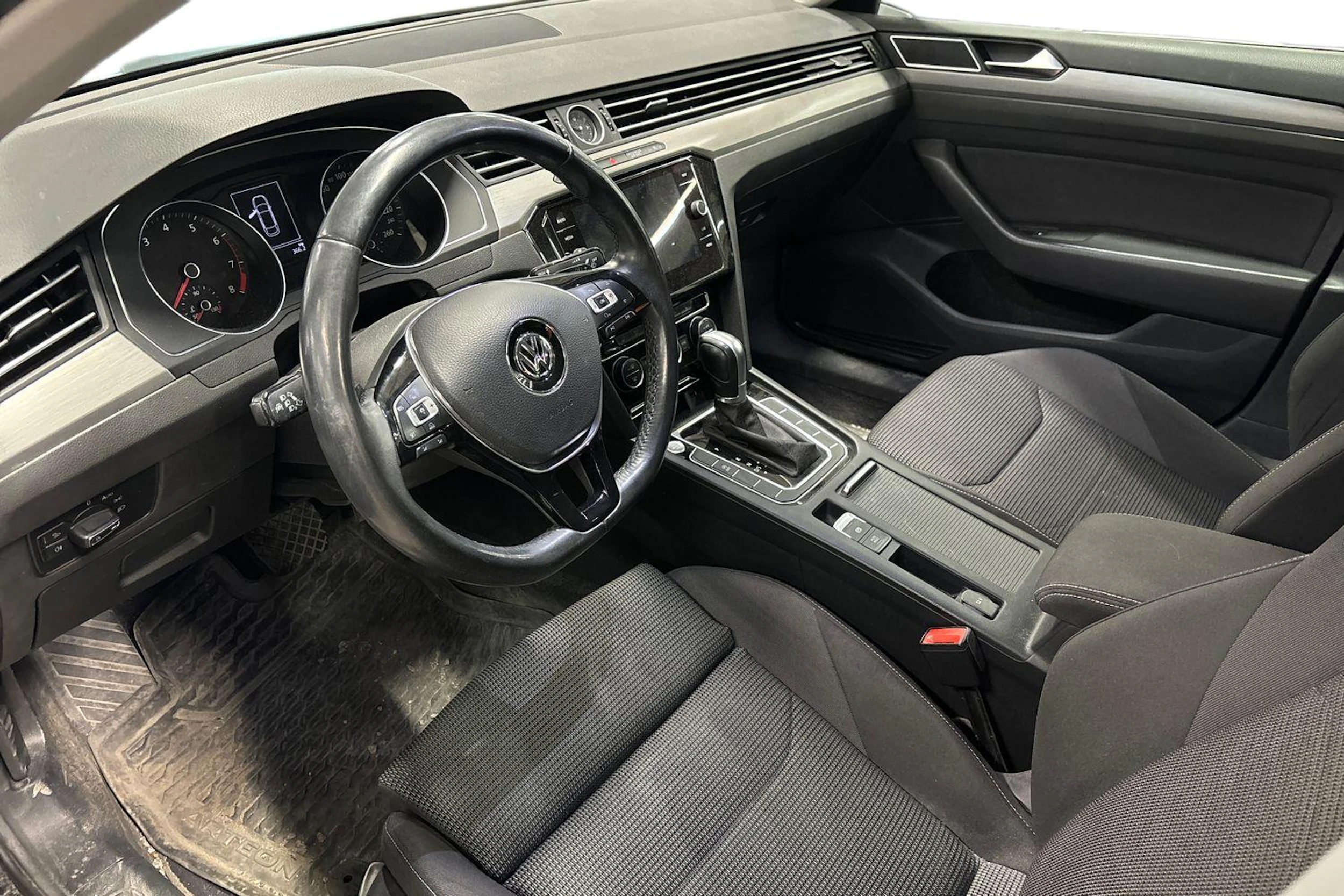 musta Volkswagen Arteon 2018 kuva 3.