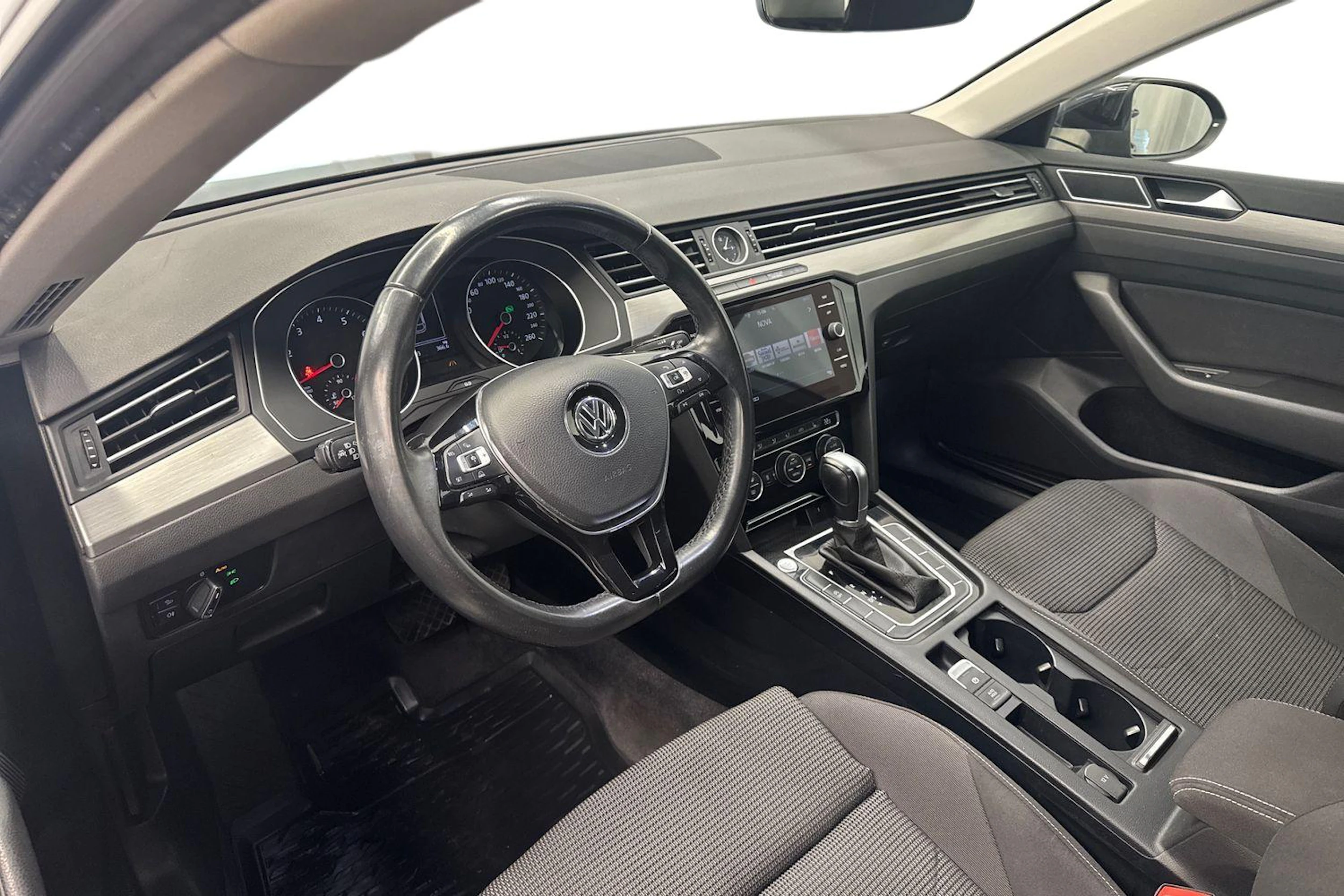 musta Volkswagen Arteon 2018 kuva 8.