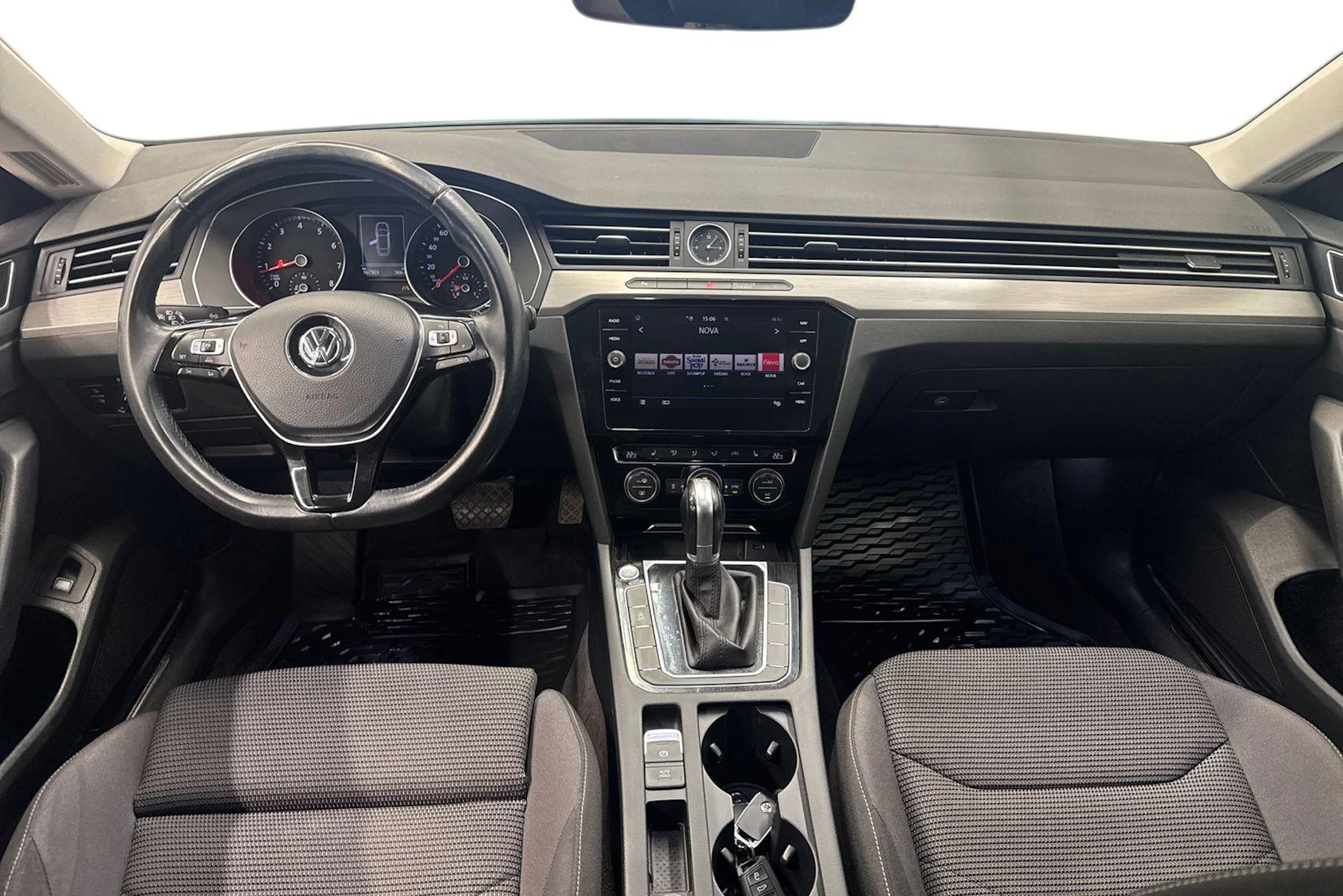musta Volkswagen Arteon 2018 kuva 9.