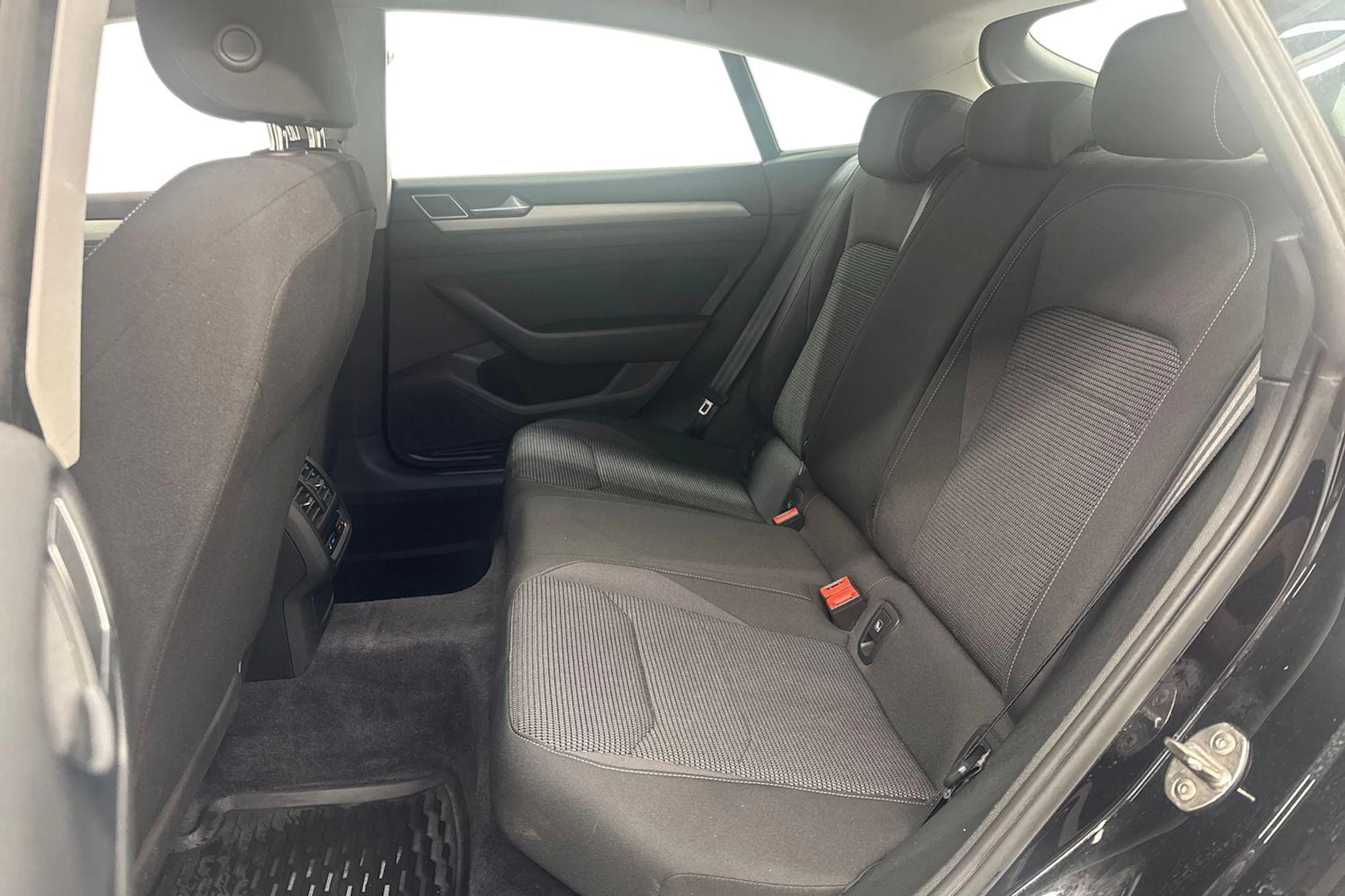 musta Volkswagen Arteon 2018 kuva 11.