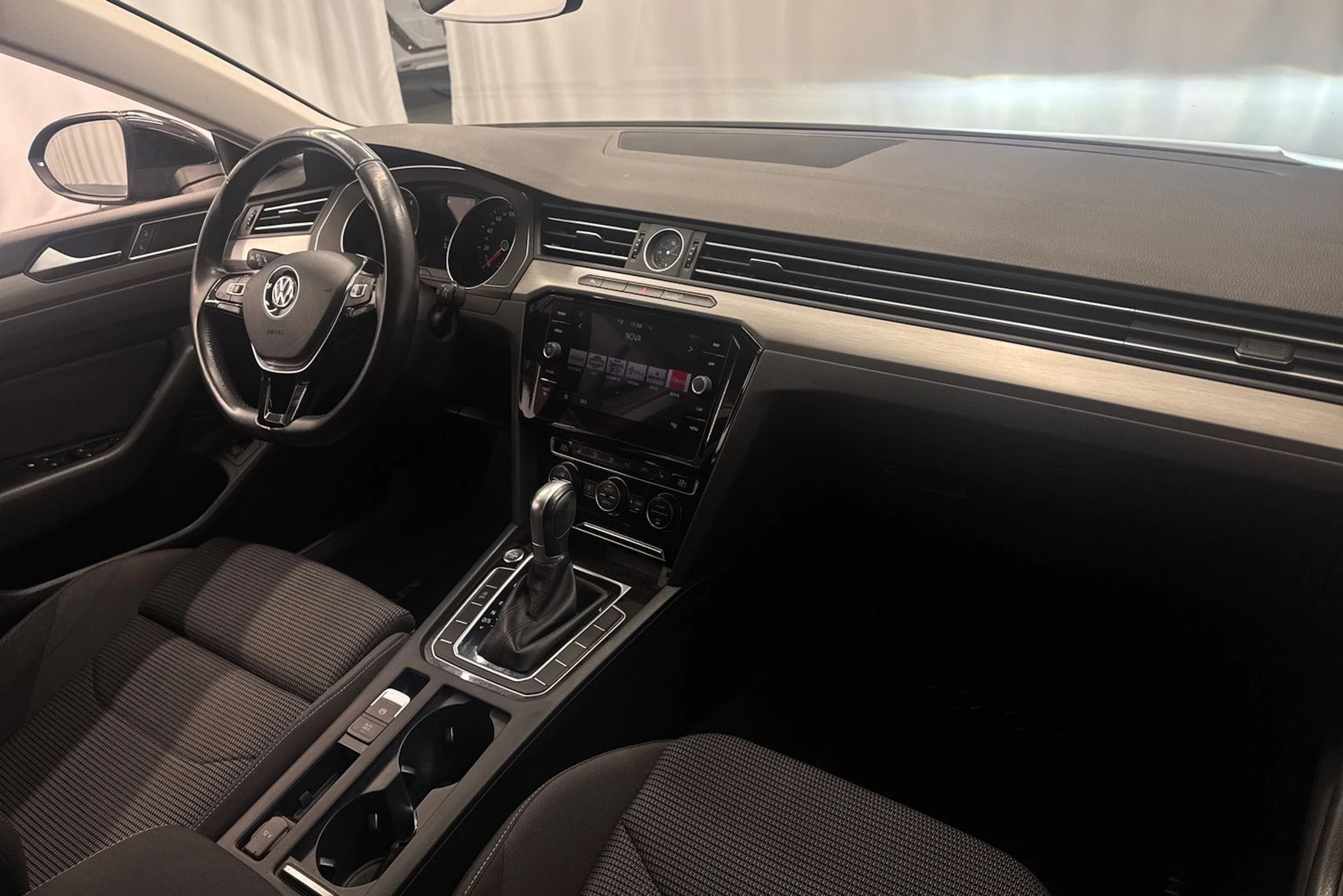 musta Volkswagen Arteon 2018 kuva 15.