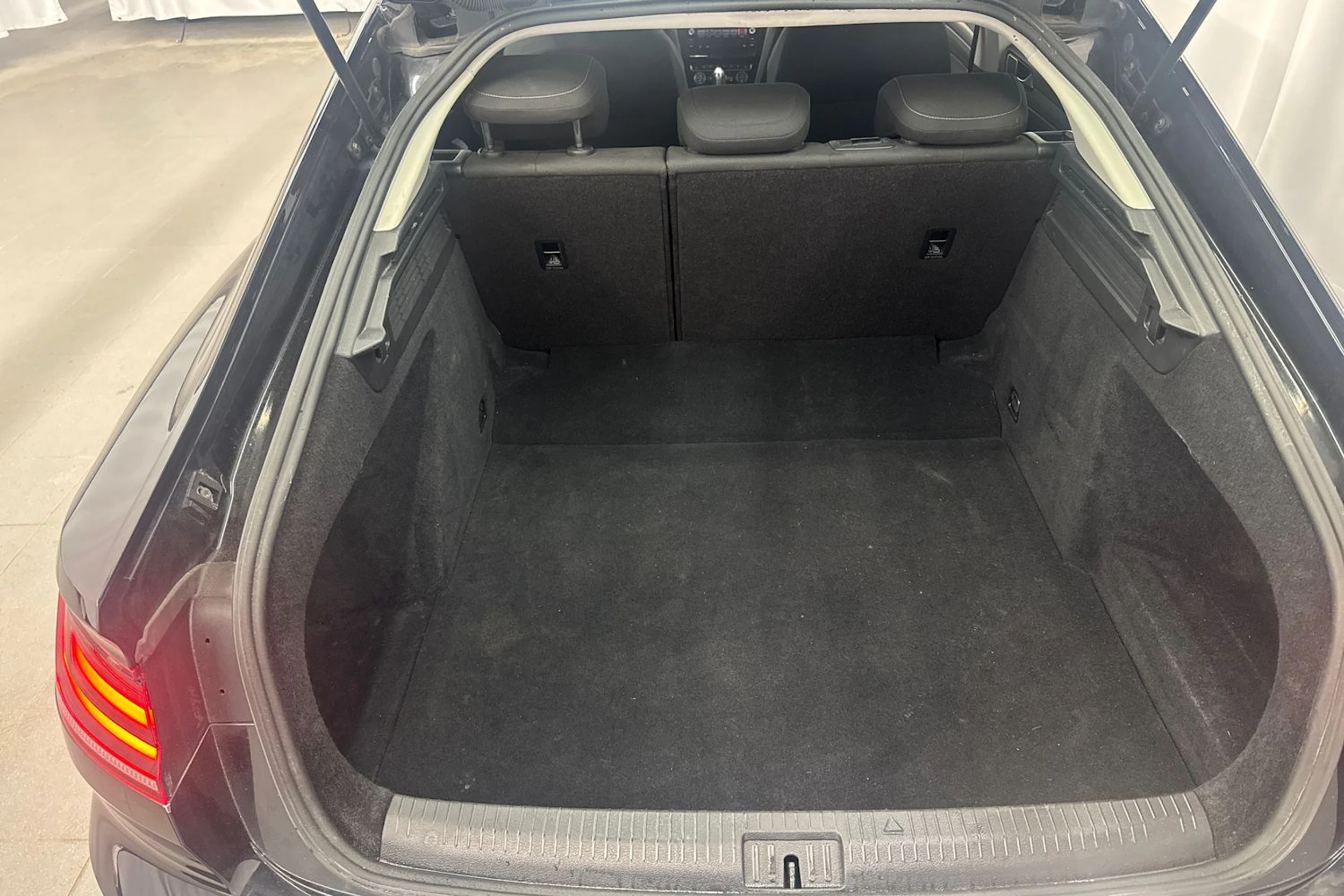 musta Volkswagen Arteon 2018 kuva 16.