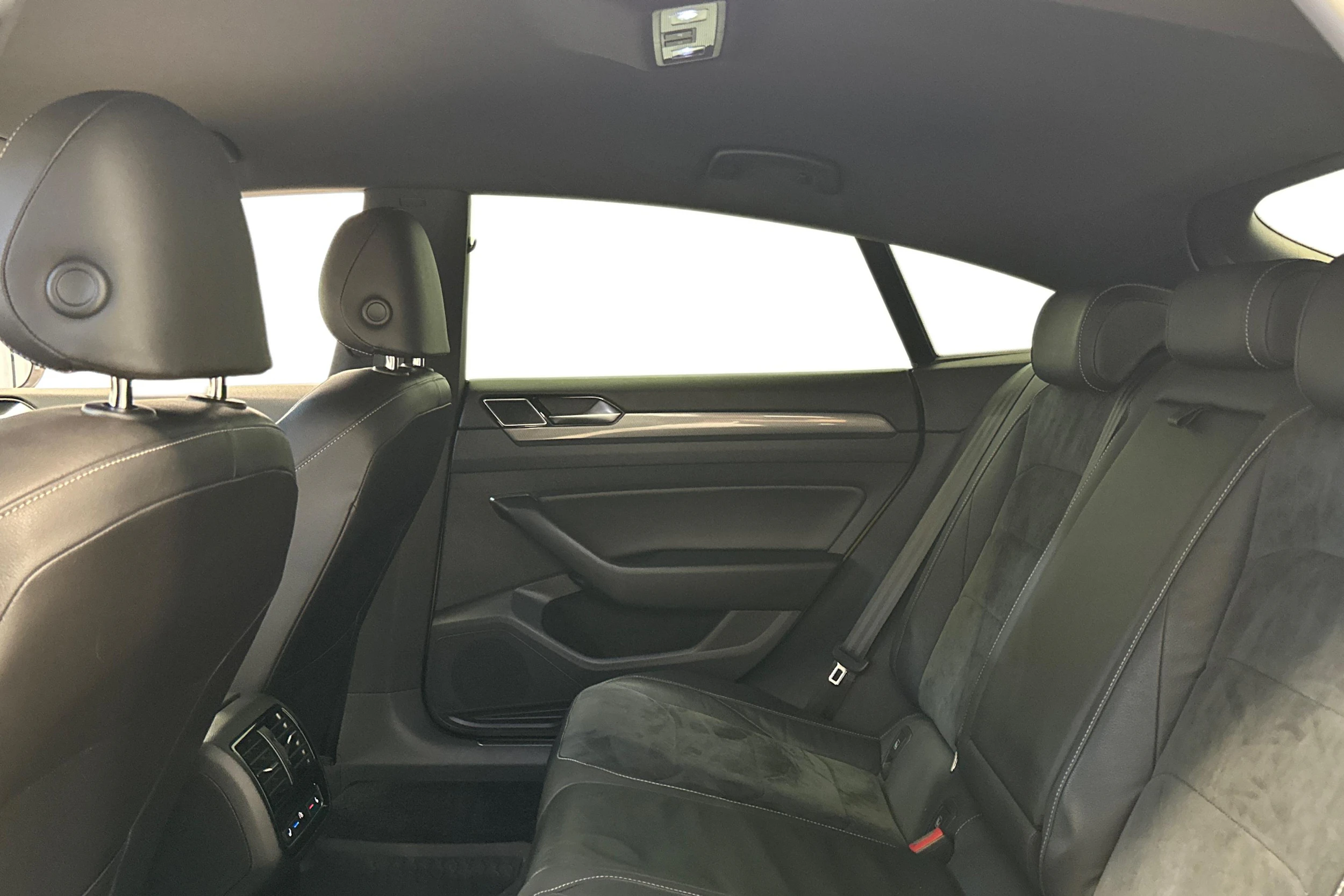 keltainen Volkswagen Arteon 2018 kuva 8.