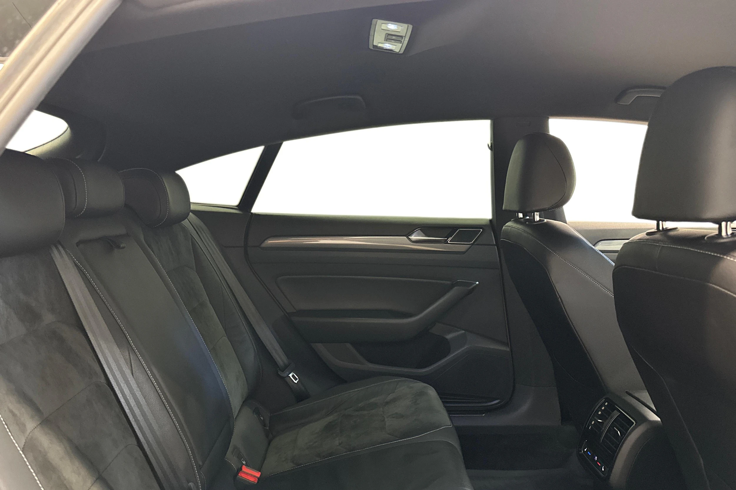 keltainen Volkswagen Arteon 2018 kuva 9.