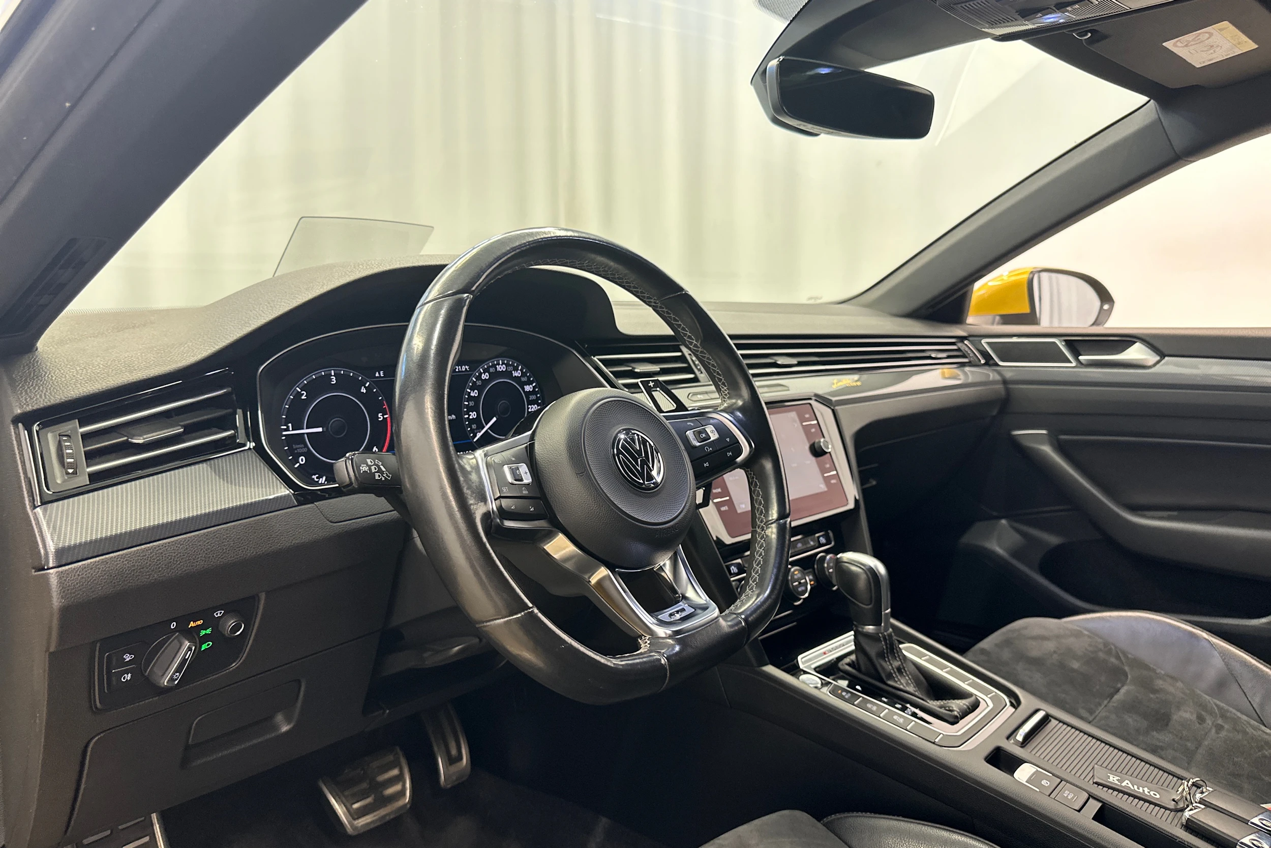 keltainen Volkswagen Arteon 2018 kuva 10.
