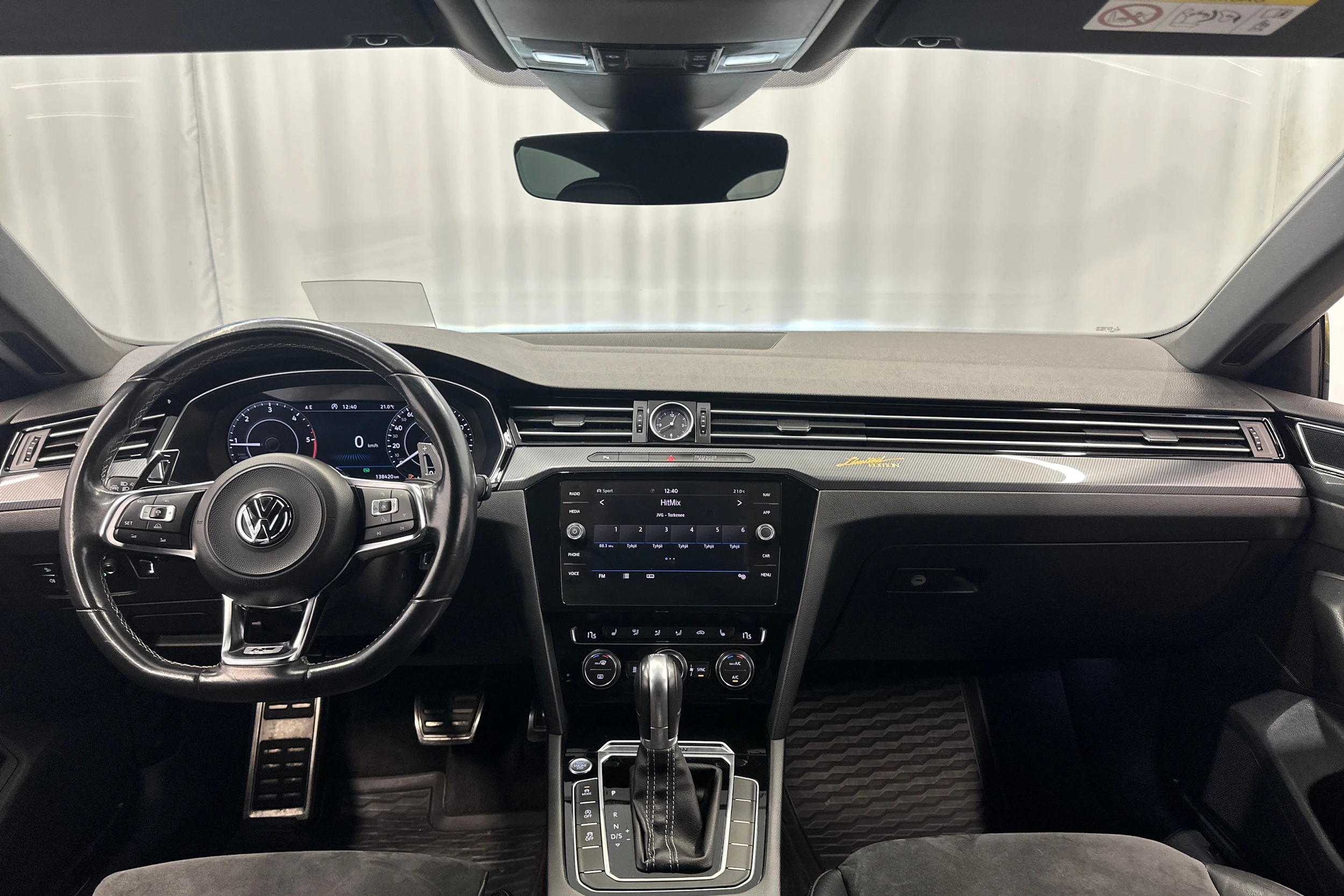 keltainen Volkswagen Arteon 2018 kuva 11.