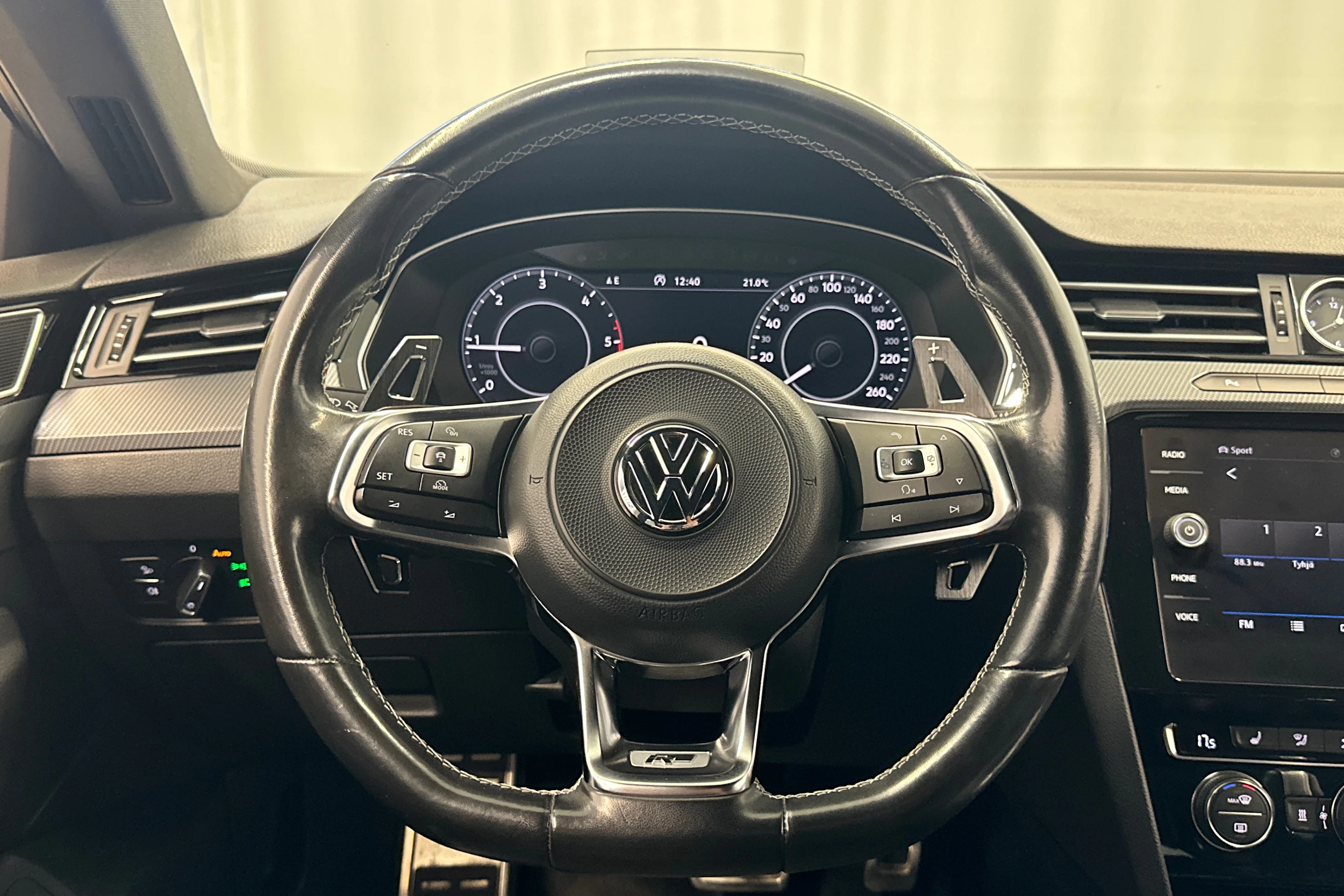 keltainen Volkswagen Arteon 2018 kuva 12.