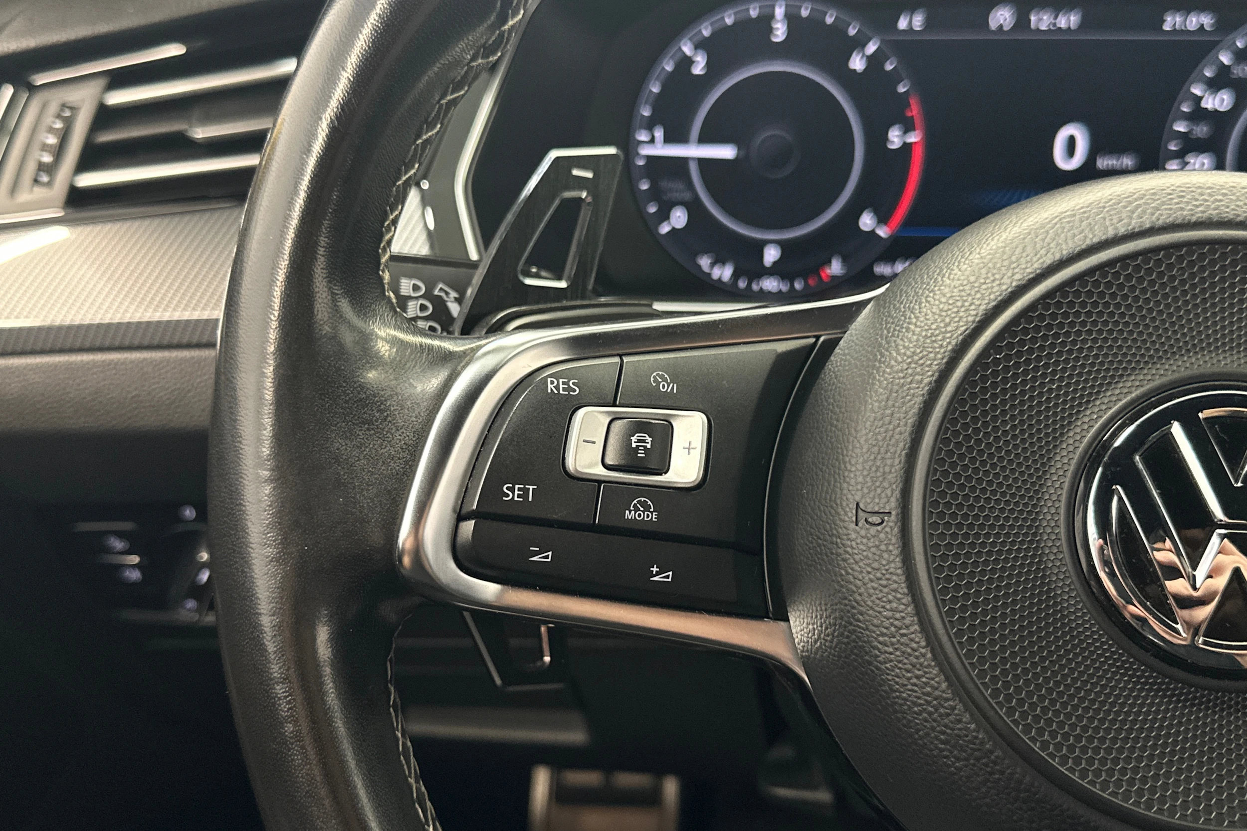 keltainen Volkswagen Arteon 2018 kuva 13.