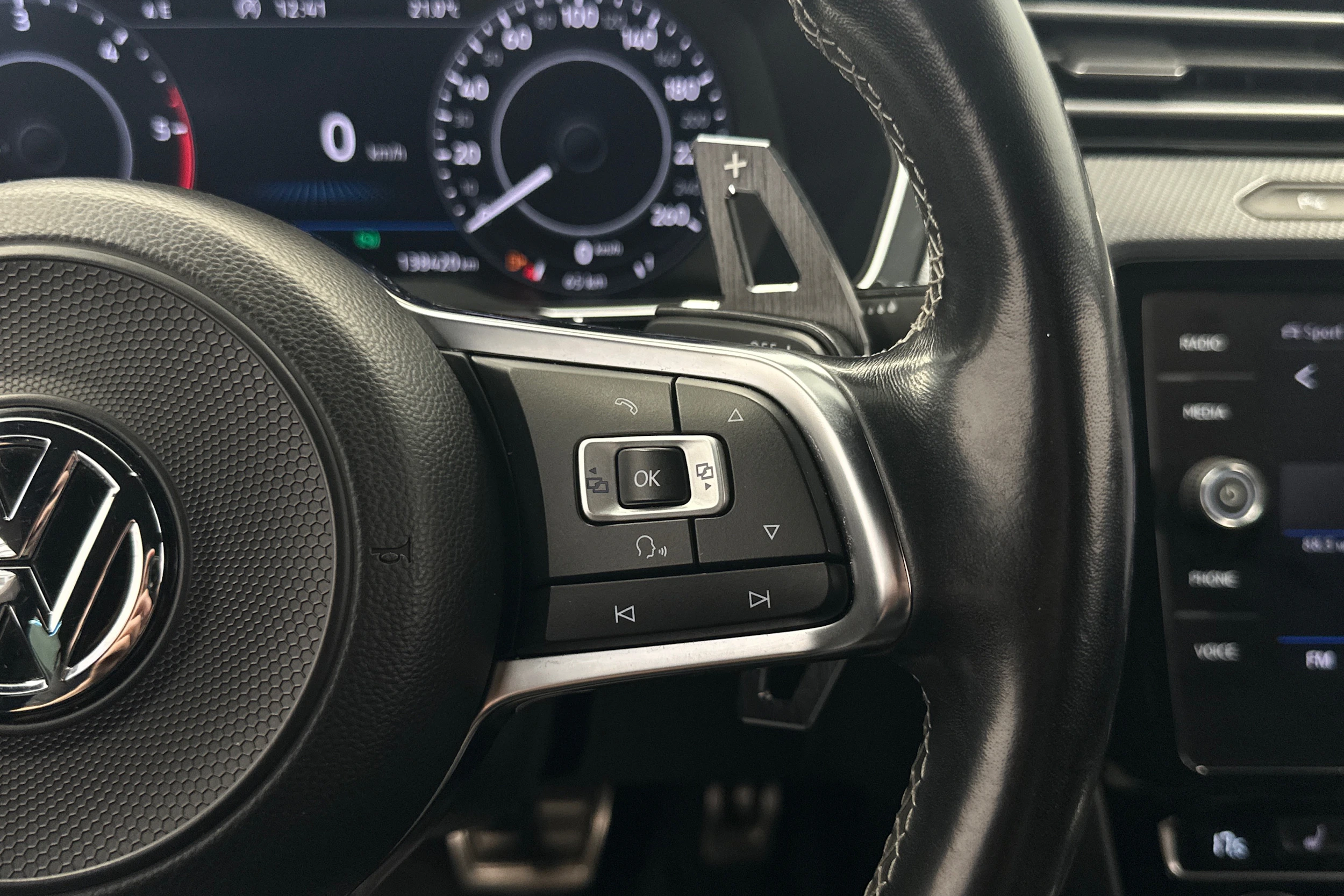 keltainen Volkswagen Arteon 2018 kuva 14.