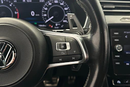 keltainen Volkswagen Arteon 2018 kuva 14.