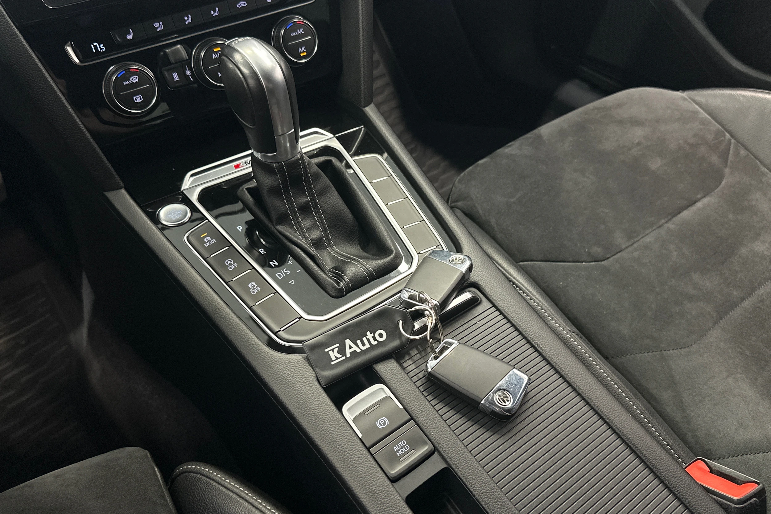 keltainen Volkswagen Arteon 2018 kuva 16.