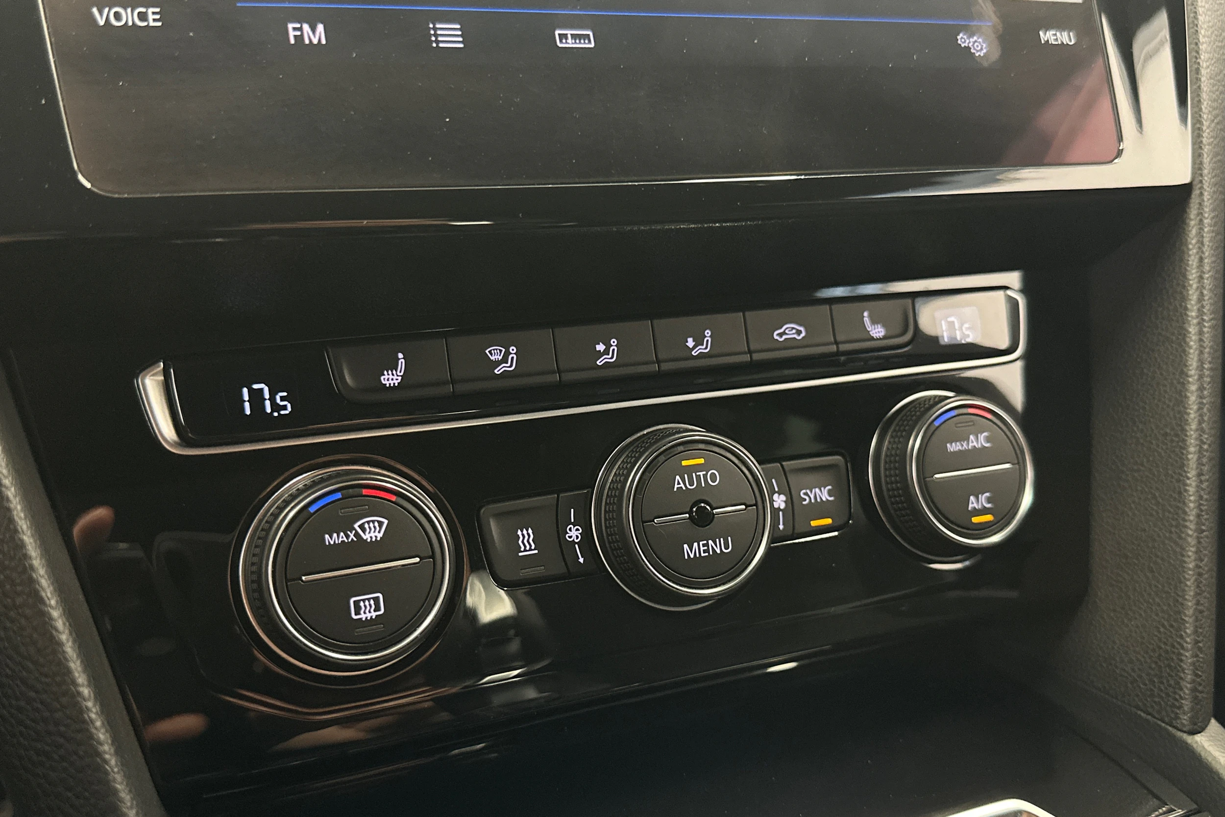 keltainen Volkswagen Arteon 2018 kuva 17.