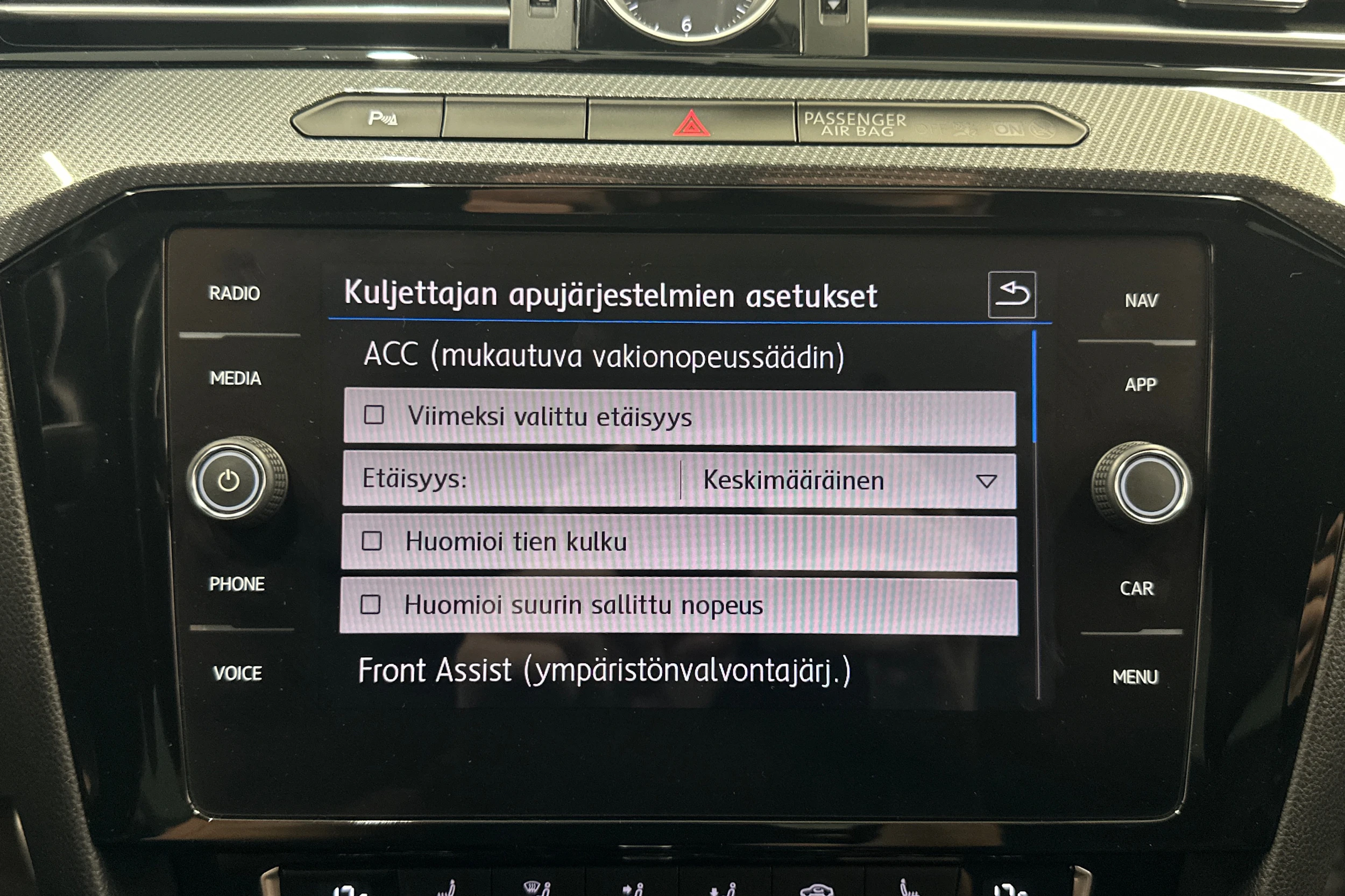 keltainen Volkswagen Arteon 2018 kuva 20.