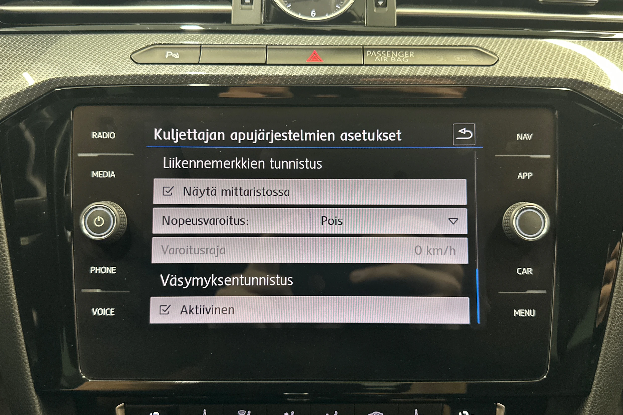keltainen Volkswagen Arteon 2018 kuva 22.
