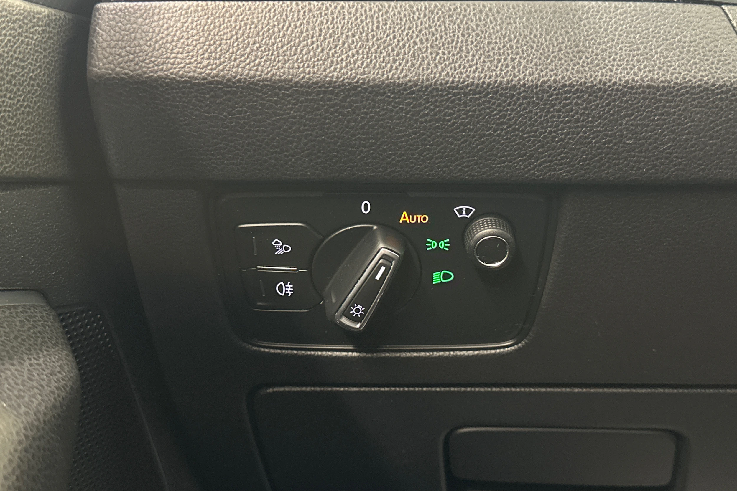 keltainen Volkswagen Arteon 2018 kuva 23.