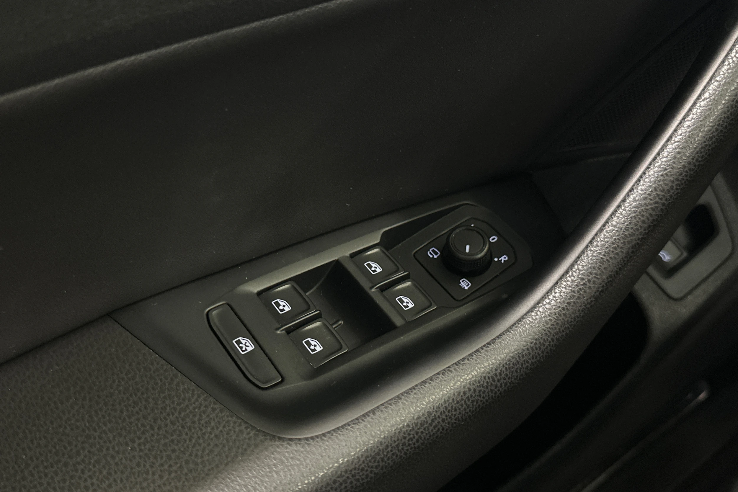 keltainen Volkswagen Arteon 2018 kuva 24.