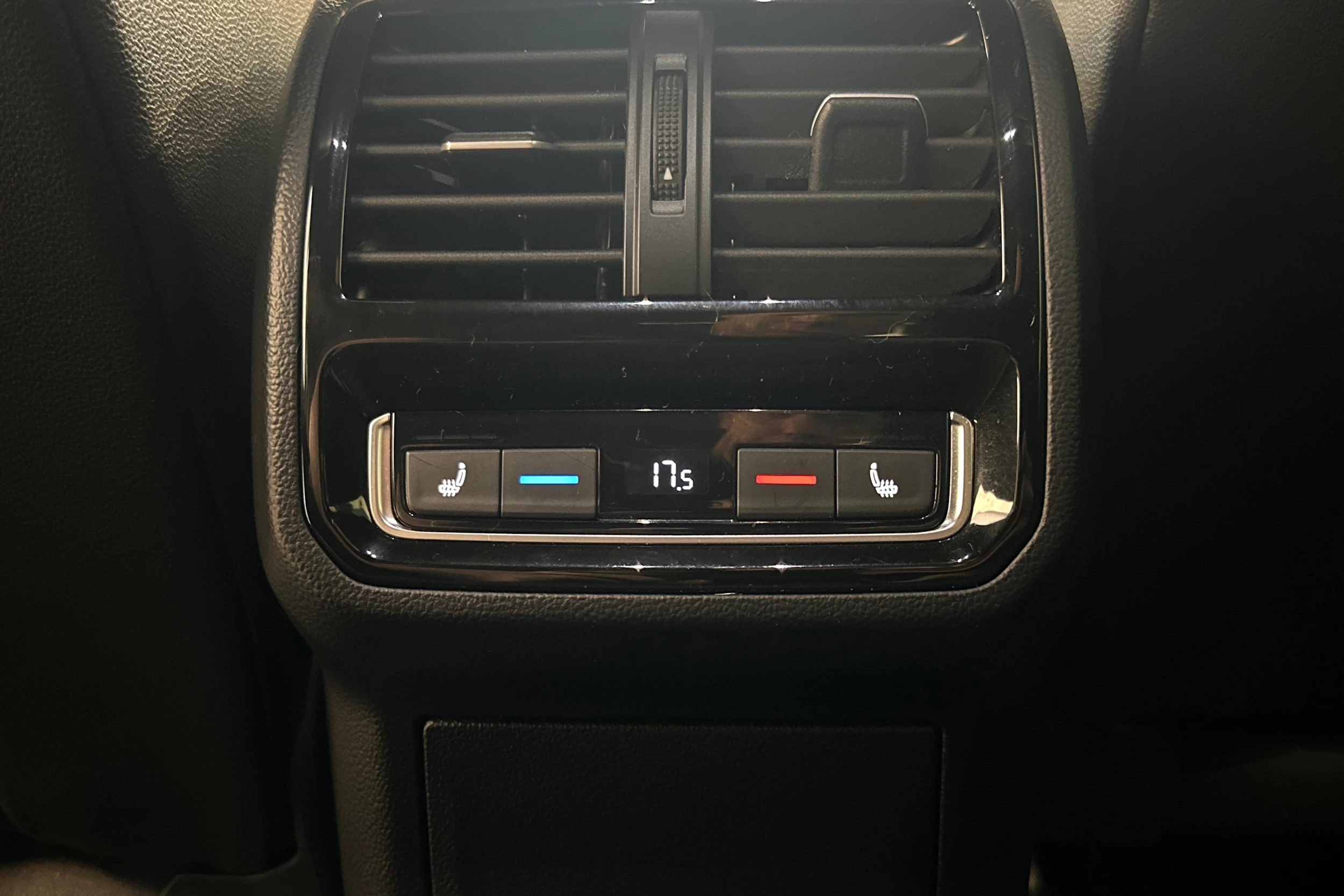 keltainen Volkswagen Arteon 2018 kuva 26.