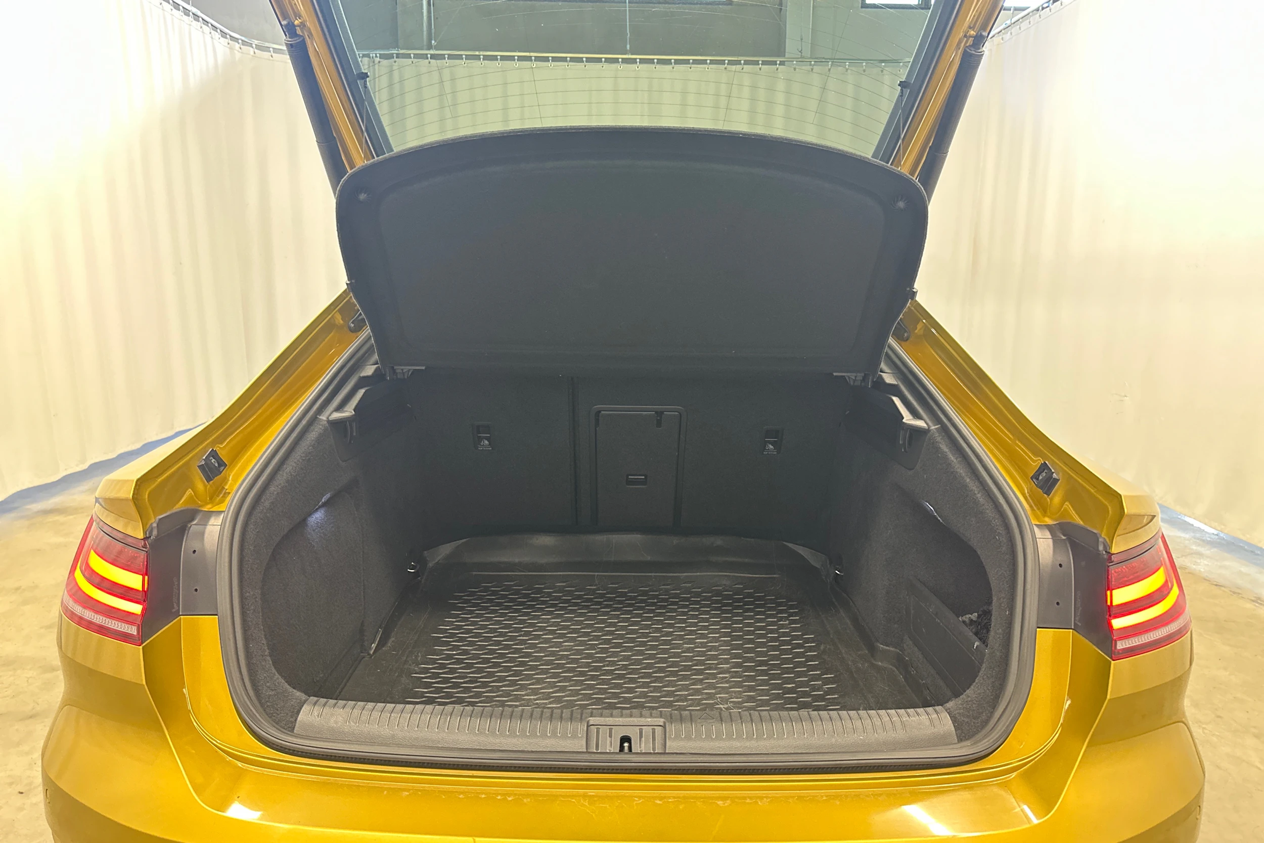 keltainen Volkswagen Arteon 2018 kuva 27.