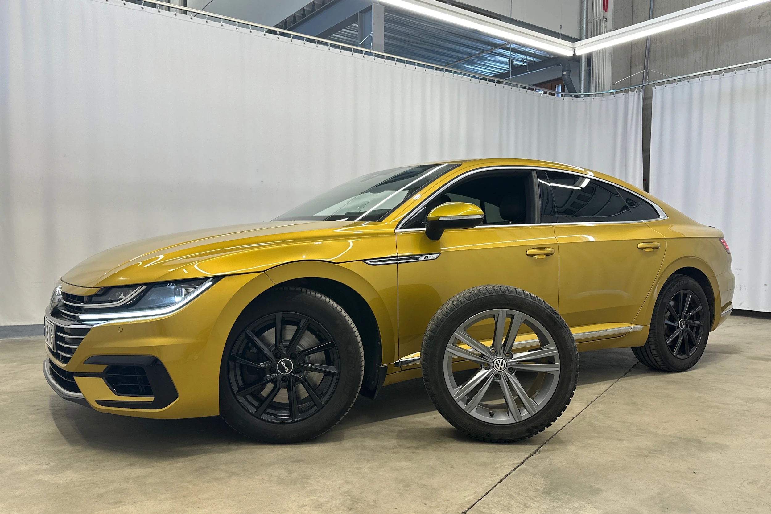 keltainen Volkswagen Arteon 2018 kuva 29.
